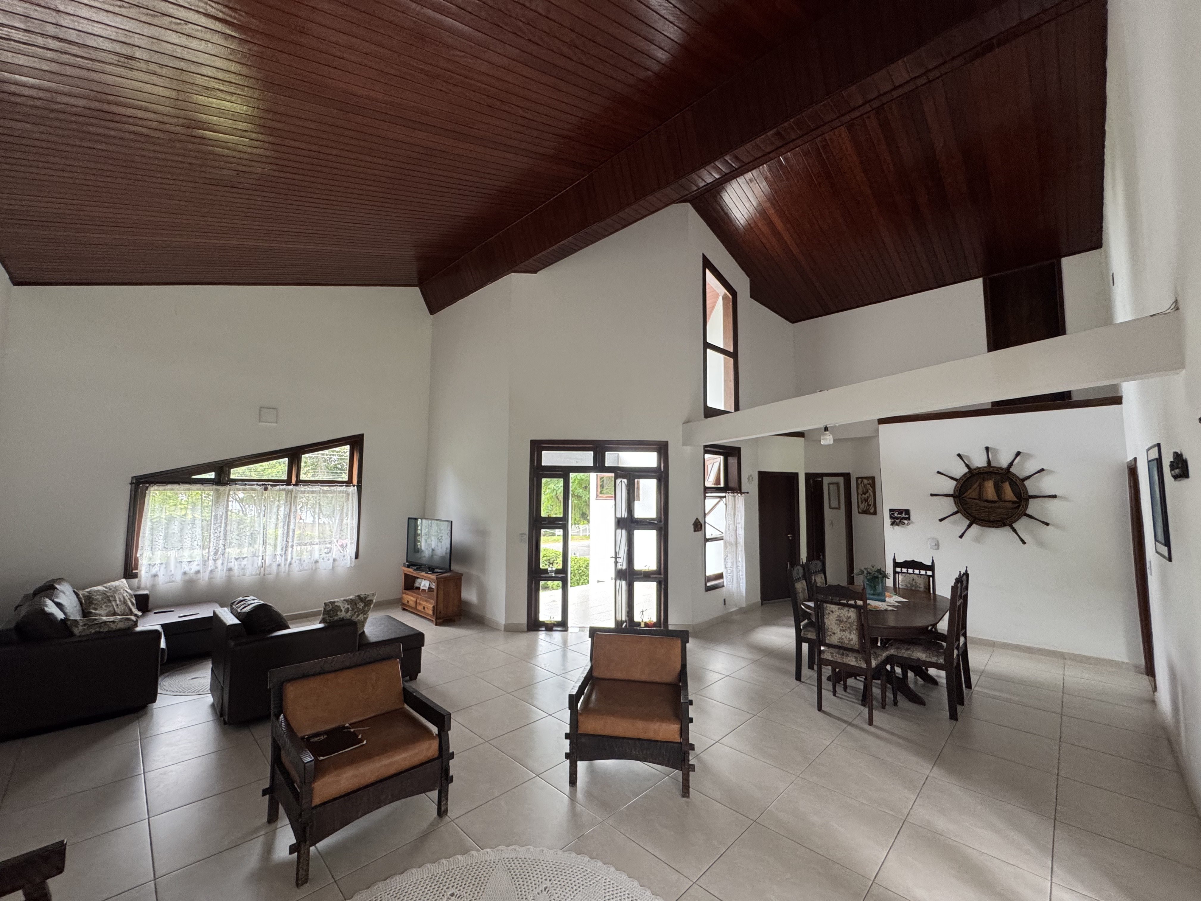 Casa à venda com 3 dormitórios no Condomínio Village Paineiras em Pindamonhangaba/SP.