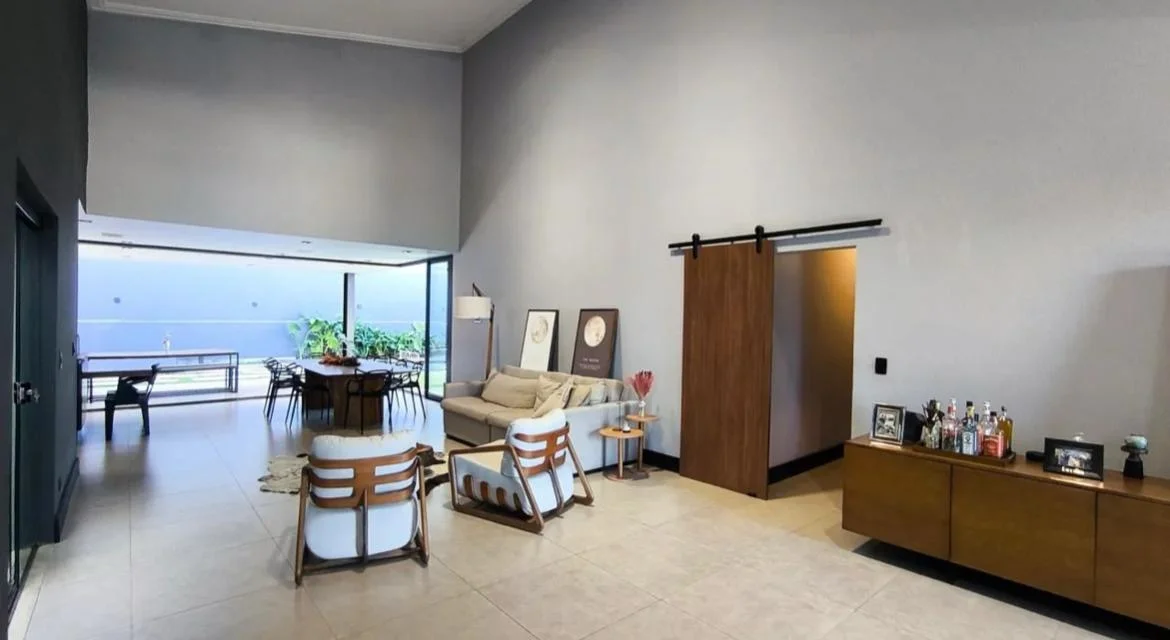 Casa com 3 dormitórios no Condomínio Santa Helena em Caçapava/SP.