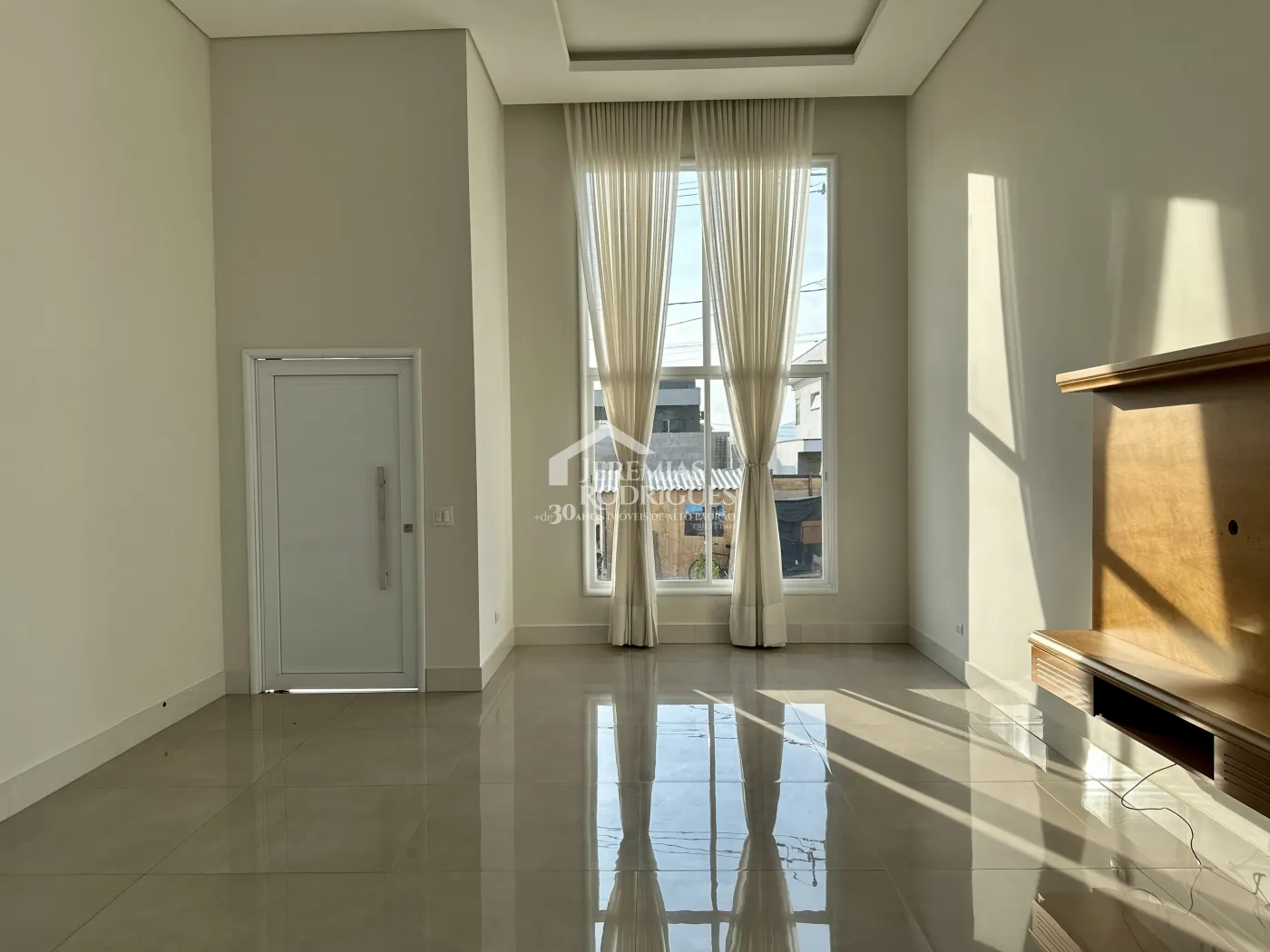 Casa com 3 dormitórios, 169,20 m² - Condomínio Ouro Ville - Taubaté/SP.