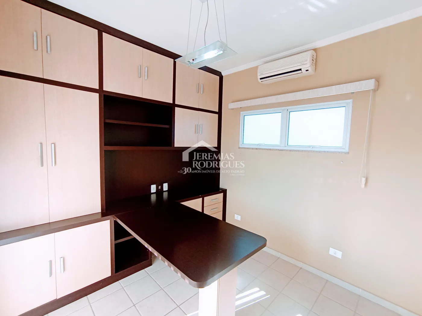 Casa à venda com 3 dormitórios no Condomínio Vale dos Príncipes em Taubaté/SP.