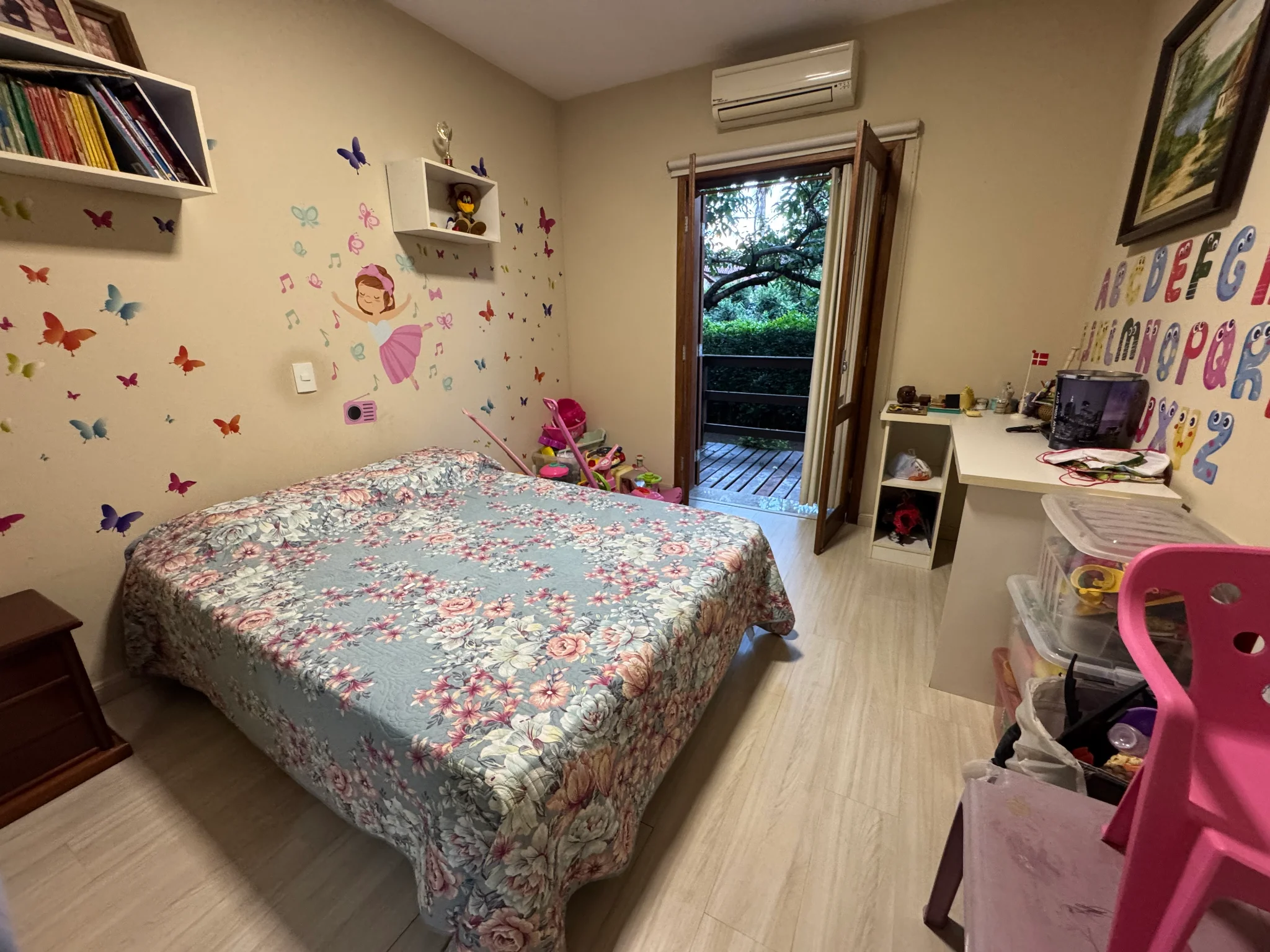 Casa à venda com 5 dormitórios no Condomínio Villlage Paineiras em Pindamonhangaba/SP. 