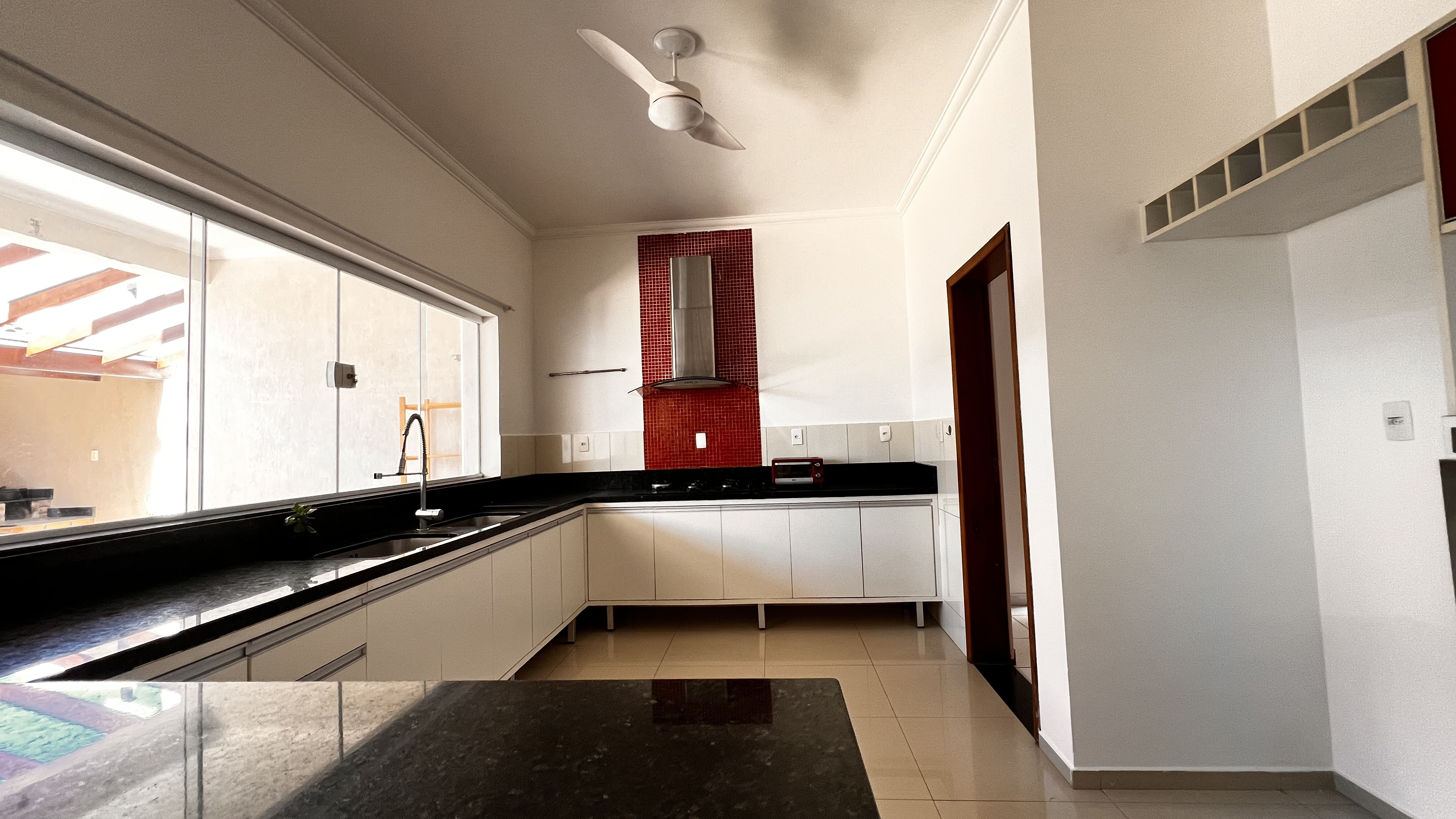 Casa à venda com 4 suítes no Condomínio Campos do Conde II em Tremembé/SP.