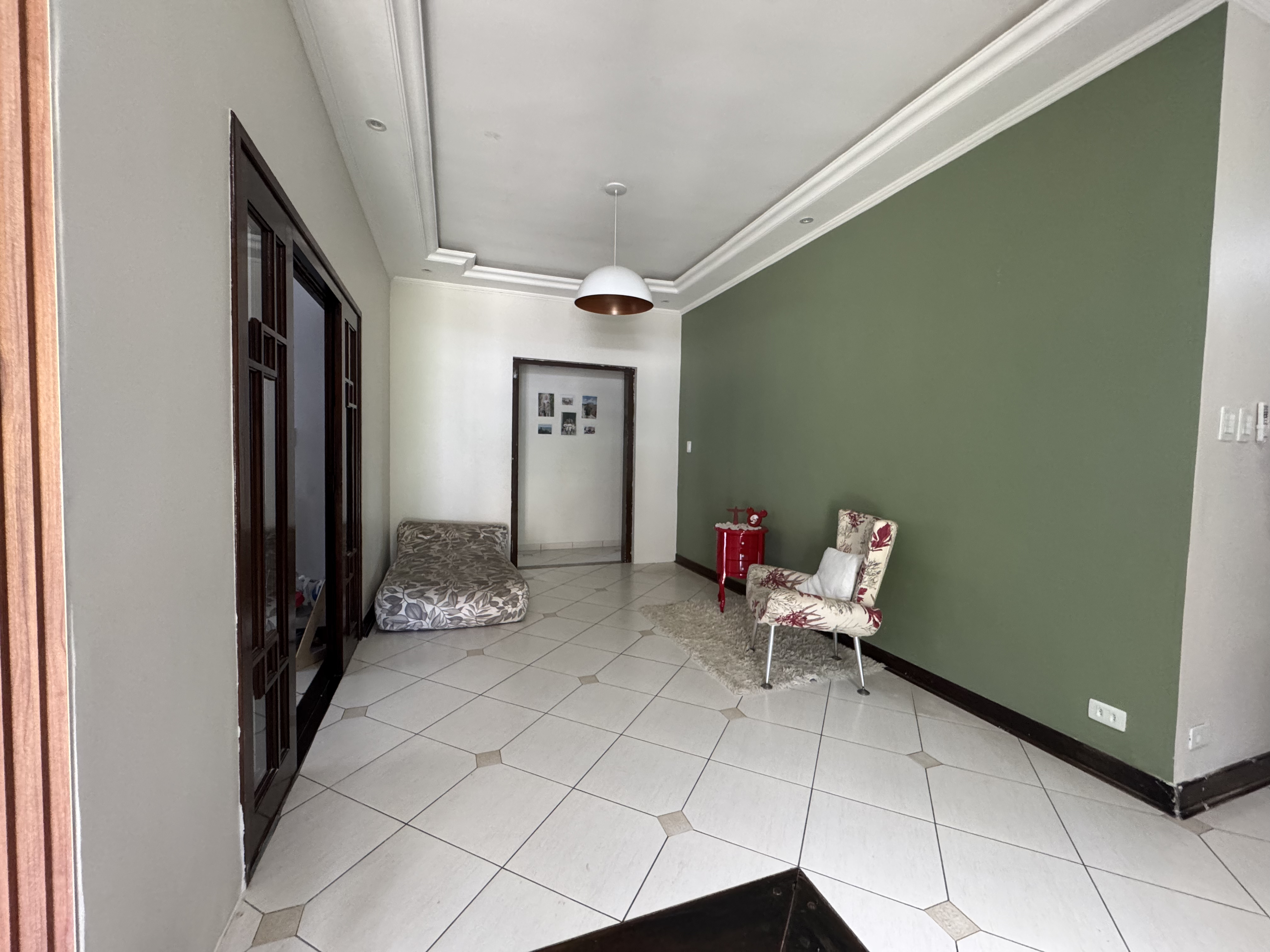 Casa à venda com 4 dormitórios no Condomínio Village Paineiras em Pindamonhangaba/SP.