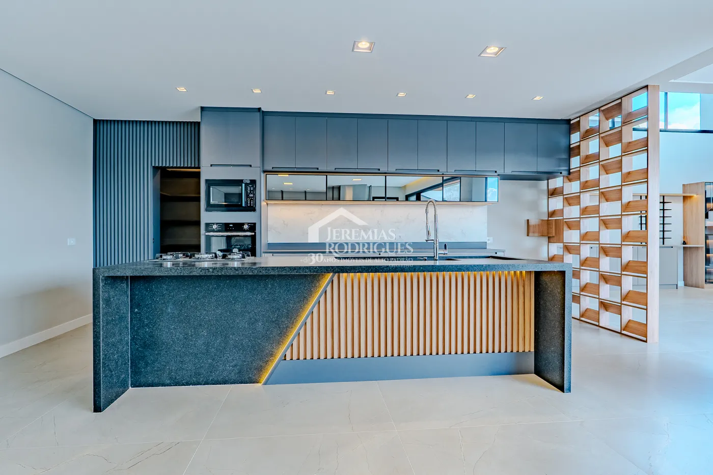 Casa à venda com 4 suítes no Condomínio Residencial Alphaville II em São José dos Campos/SP.