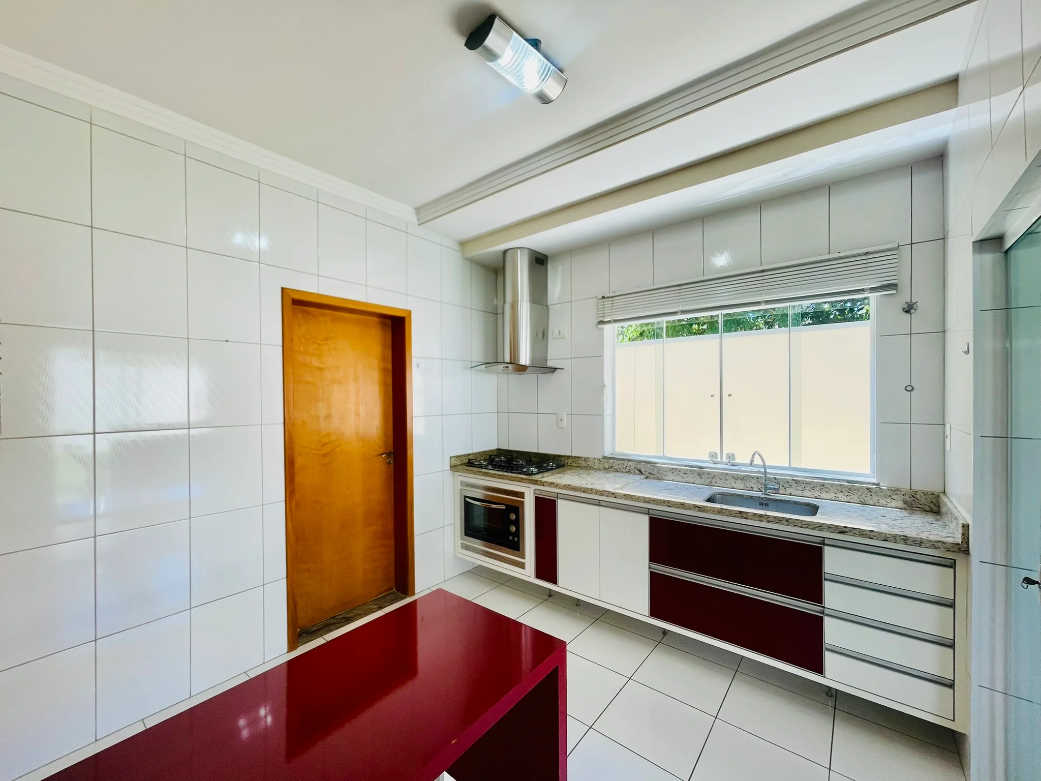 Casa à venda com 4 dormitórios no Condomínio Campos do Conde III em Tremembé/SP. 