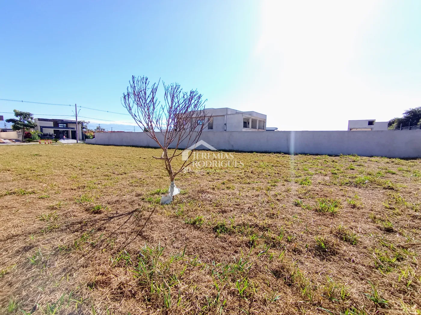 Terreno à venda com 1.044 m² no Condomínio Colonial Village II em Pindamonhangaba/SP.