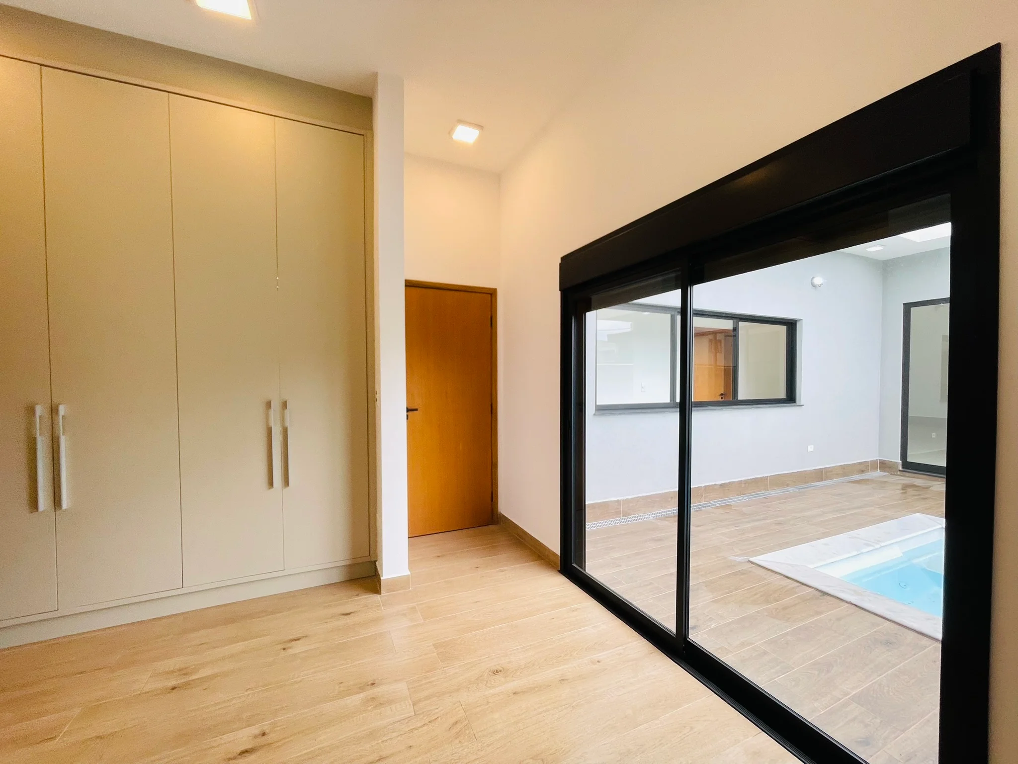 Casa à venda com 4 dormitórios no Condomínio Ouro Ville em Taubaté/SP.