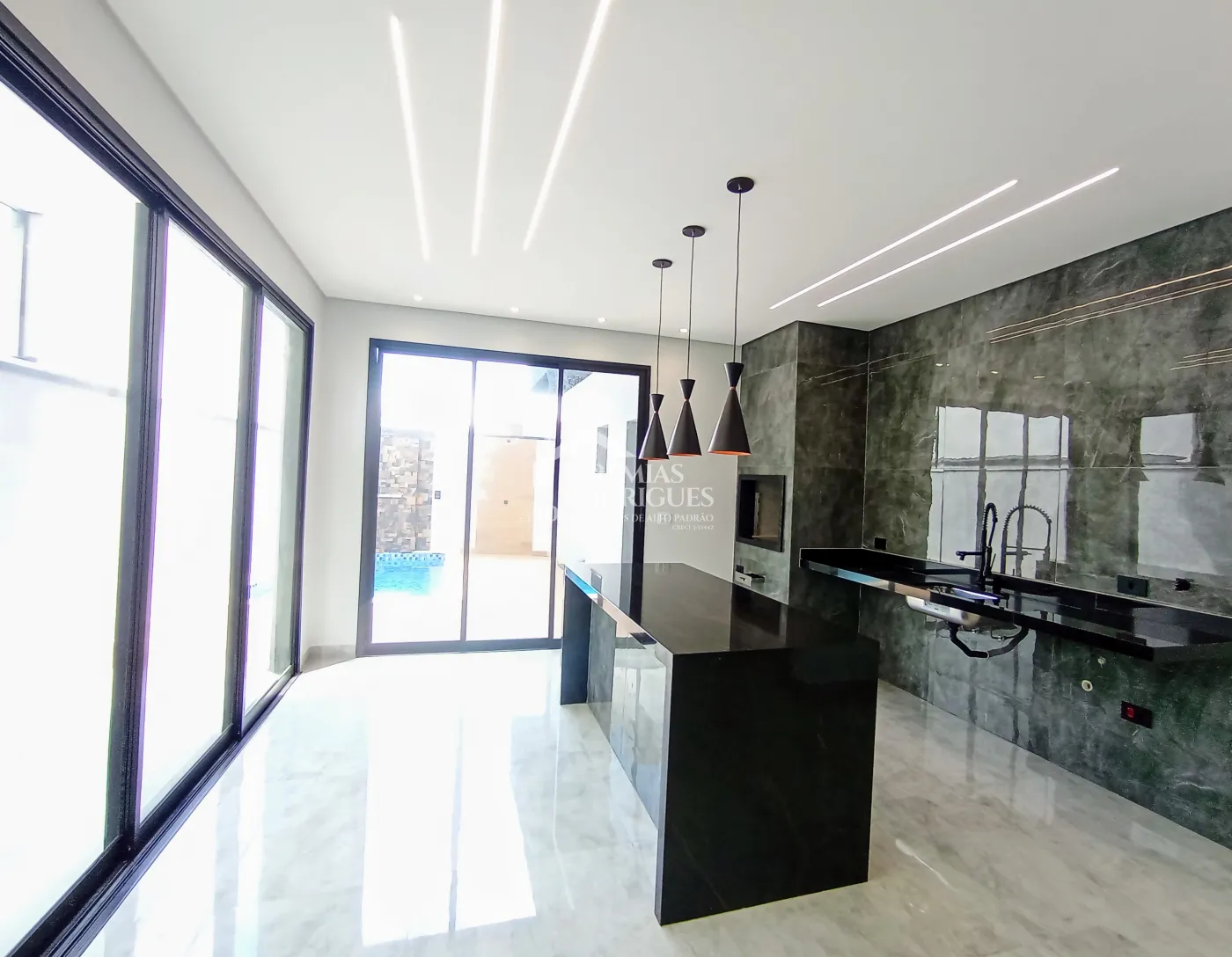 Casa à venda com 300 m² no Condomínio Ouro Ville em Taubaté/SP.