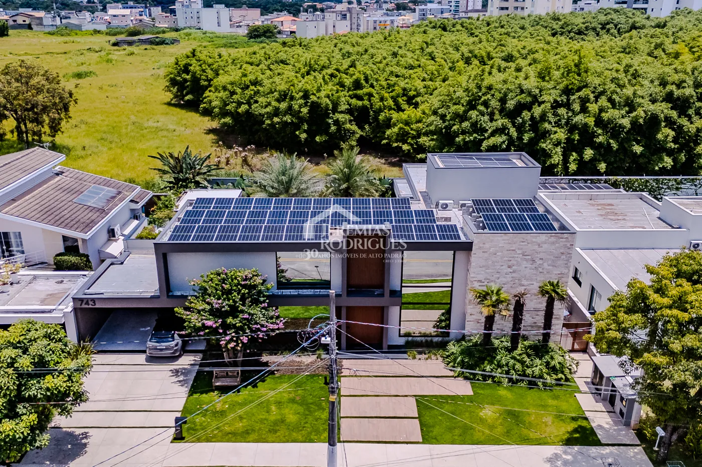 Casa à venda com 4 suítes no Condomínio Taubaté Village em Taubaté/SP.