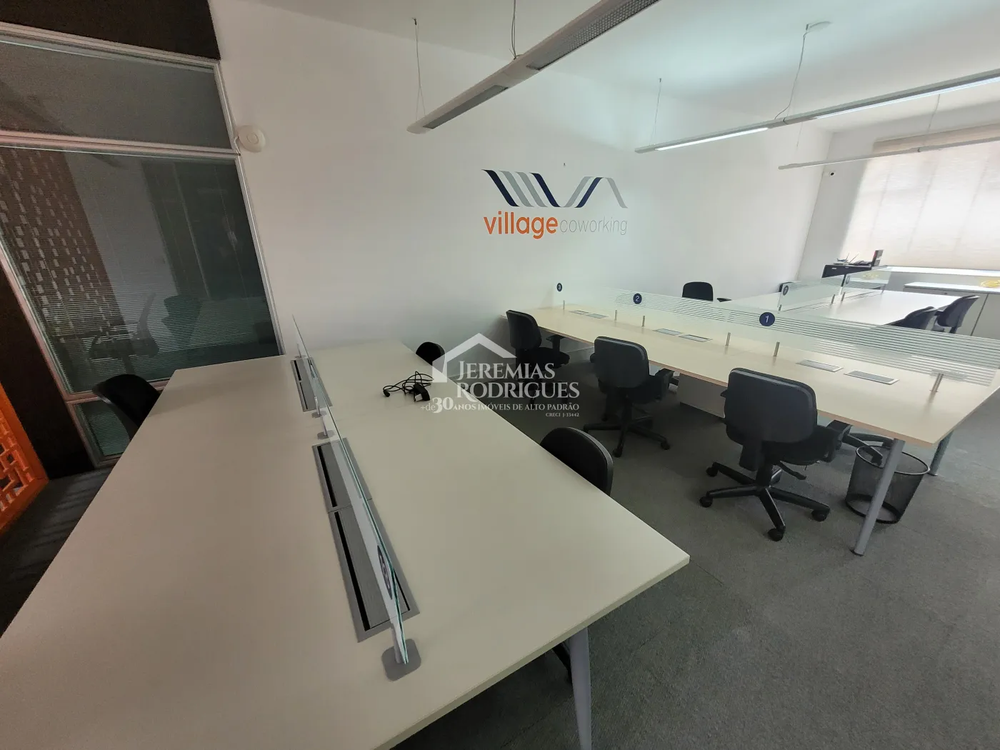 Três salas comerciais com 300 m² no Edifício Village Coworking em Pindamonhangaba/SP.