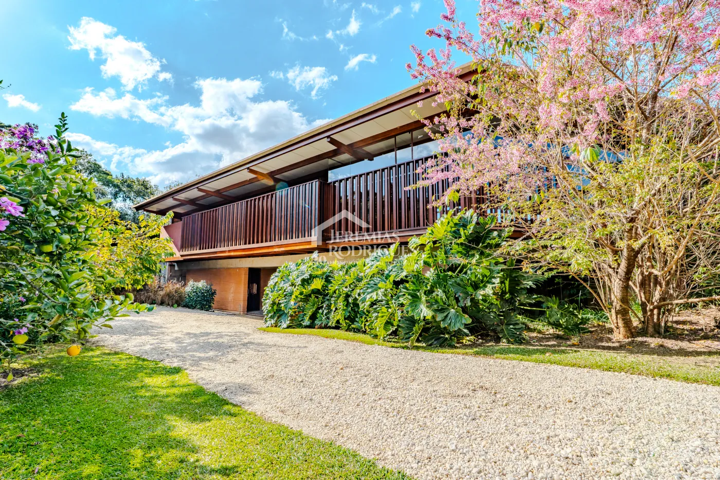 Mansão à venda com 4 suítes no Condomínio Parque da Mantiqueira em Santo Antônio do Pinhal/SP.