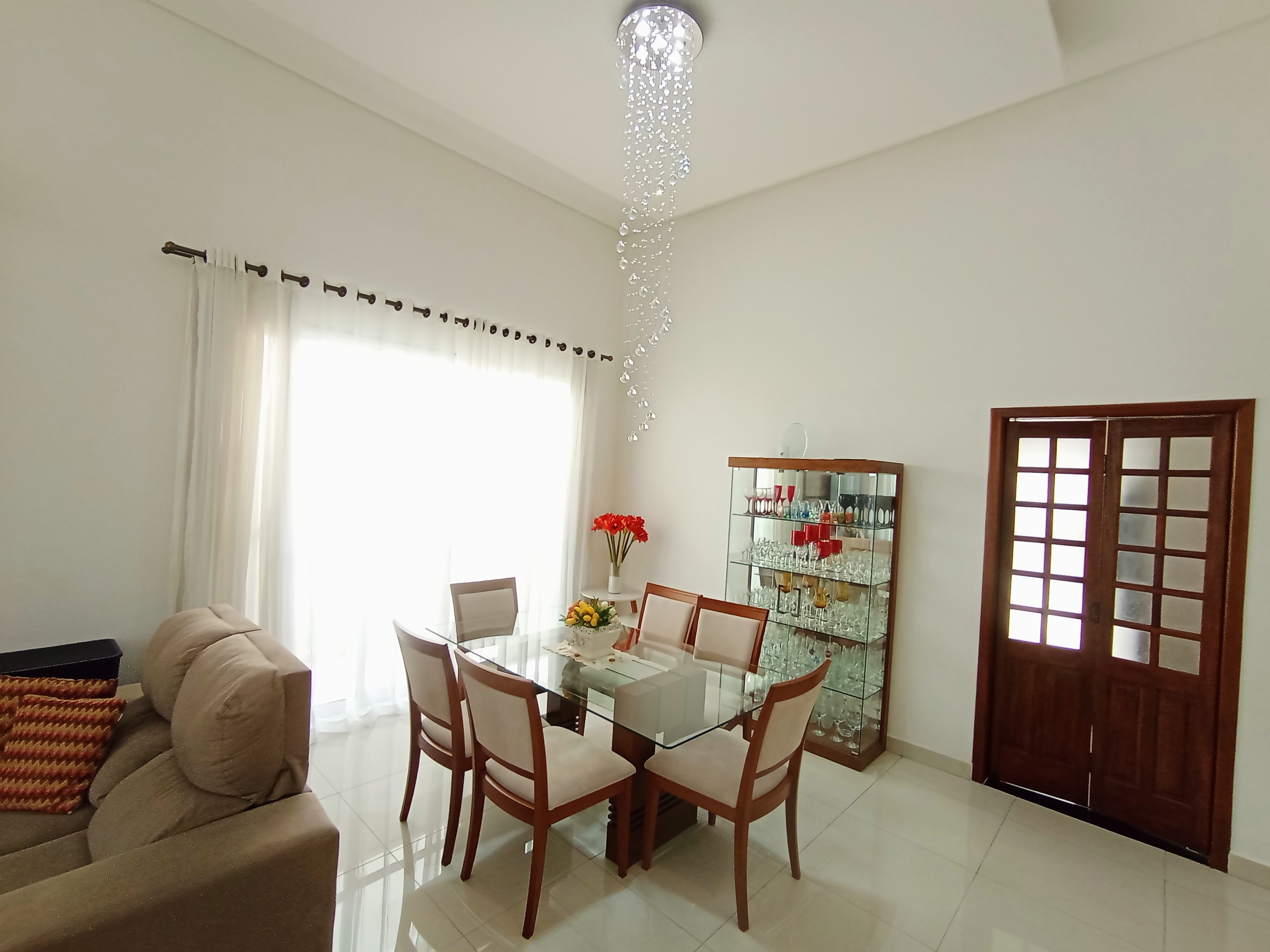 Casa à venda com 2 dormitórios no Condomínio Verdes Vales em Taubaté/SP.