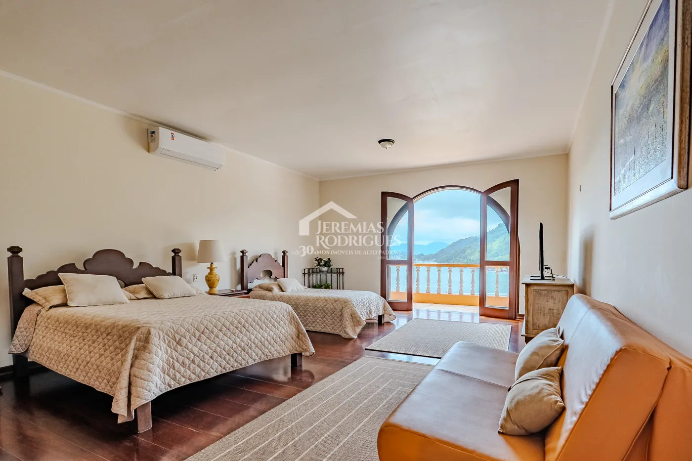 Mansão à venda com 7suítes no Condomínio Santa Rita em Ubatuba/SP.