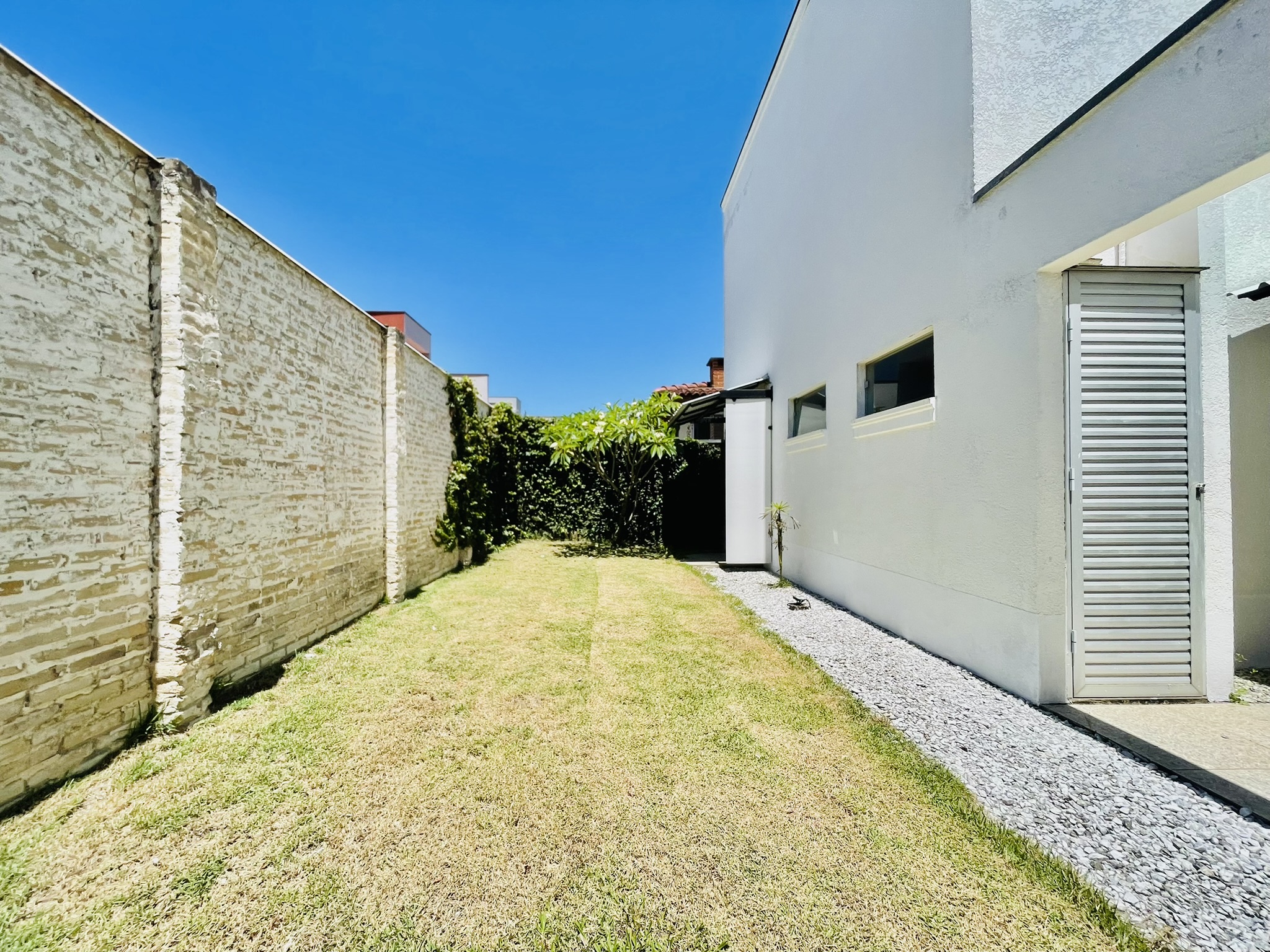 Casa à venda com 3 suítes no Condomínio Campos do Conde II em Tremembé/SP.