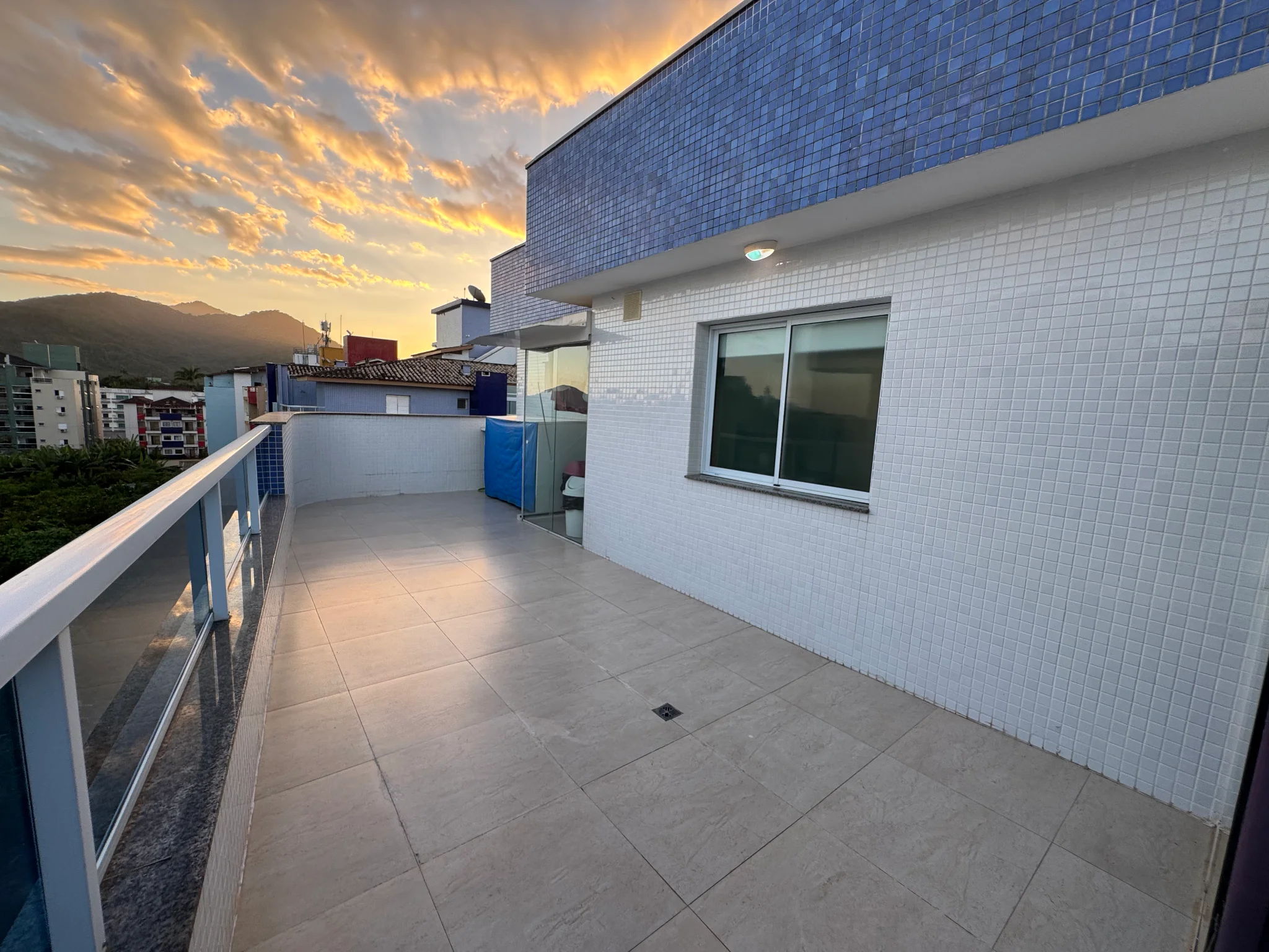 Cobertura à venda com 3 suítes no Condomínio Polignano A Maré em Ubatuba/SP.  