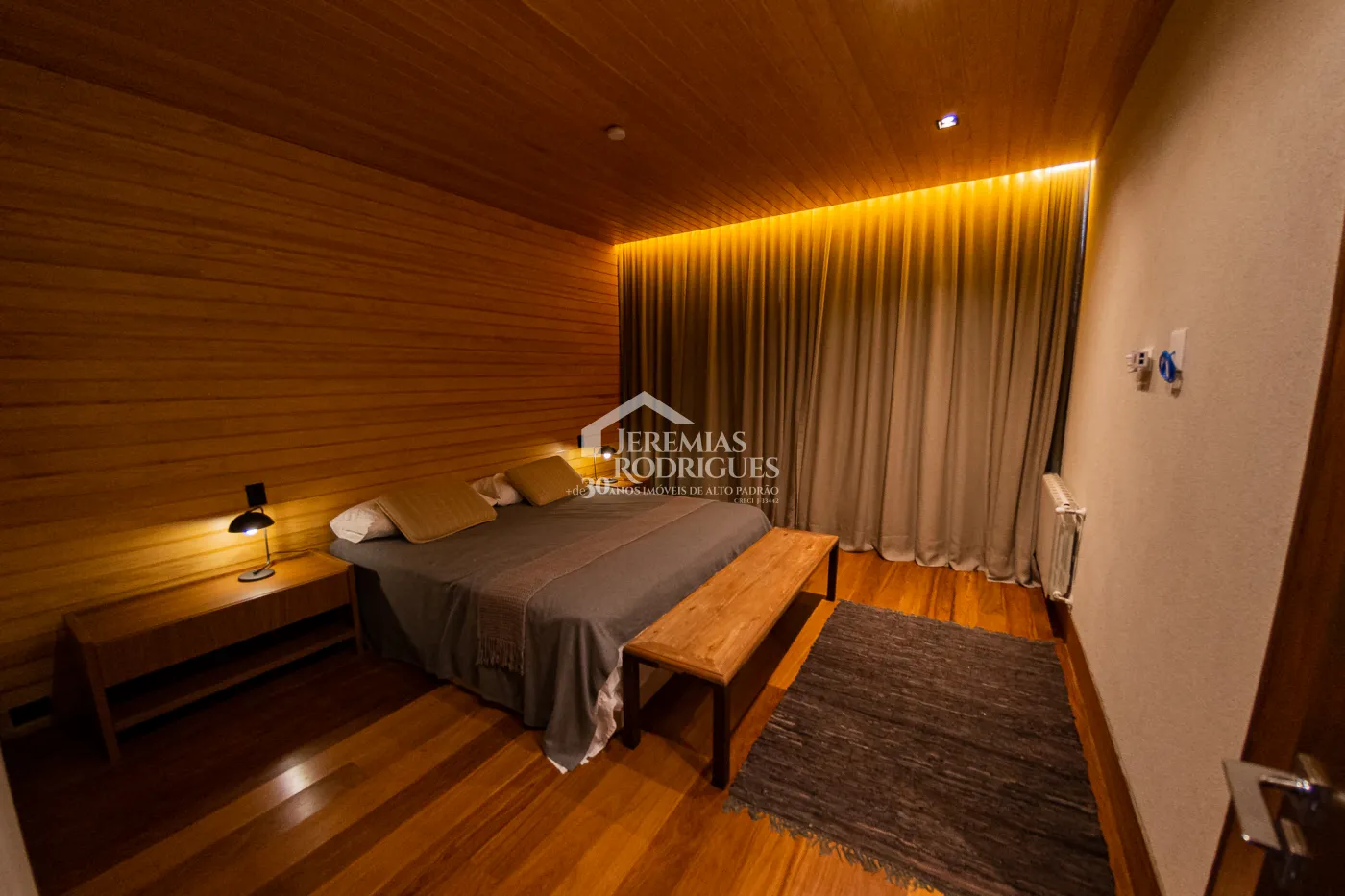 Casa com 5 quartos, 560 m²- Colinas Capivari - Campos do Jordão/SP