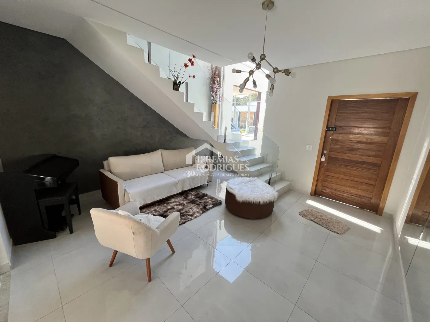 Casa assobradada à venda com 3 suítes no Condomínio Morada do Visconde em Tremembé /SP.