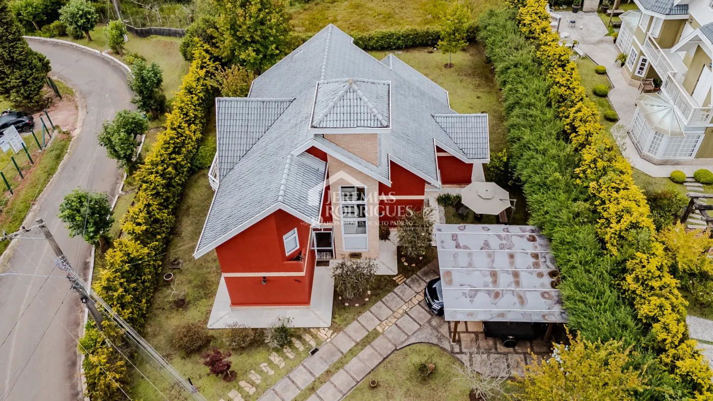 Casa assobradada à venda com 3 dormitórios no Condomínio Aldeia Austríaca em Campos do Jordão/SP.