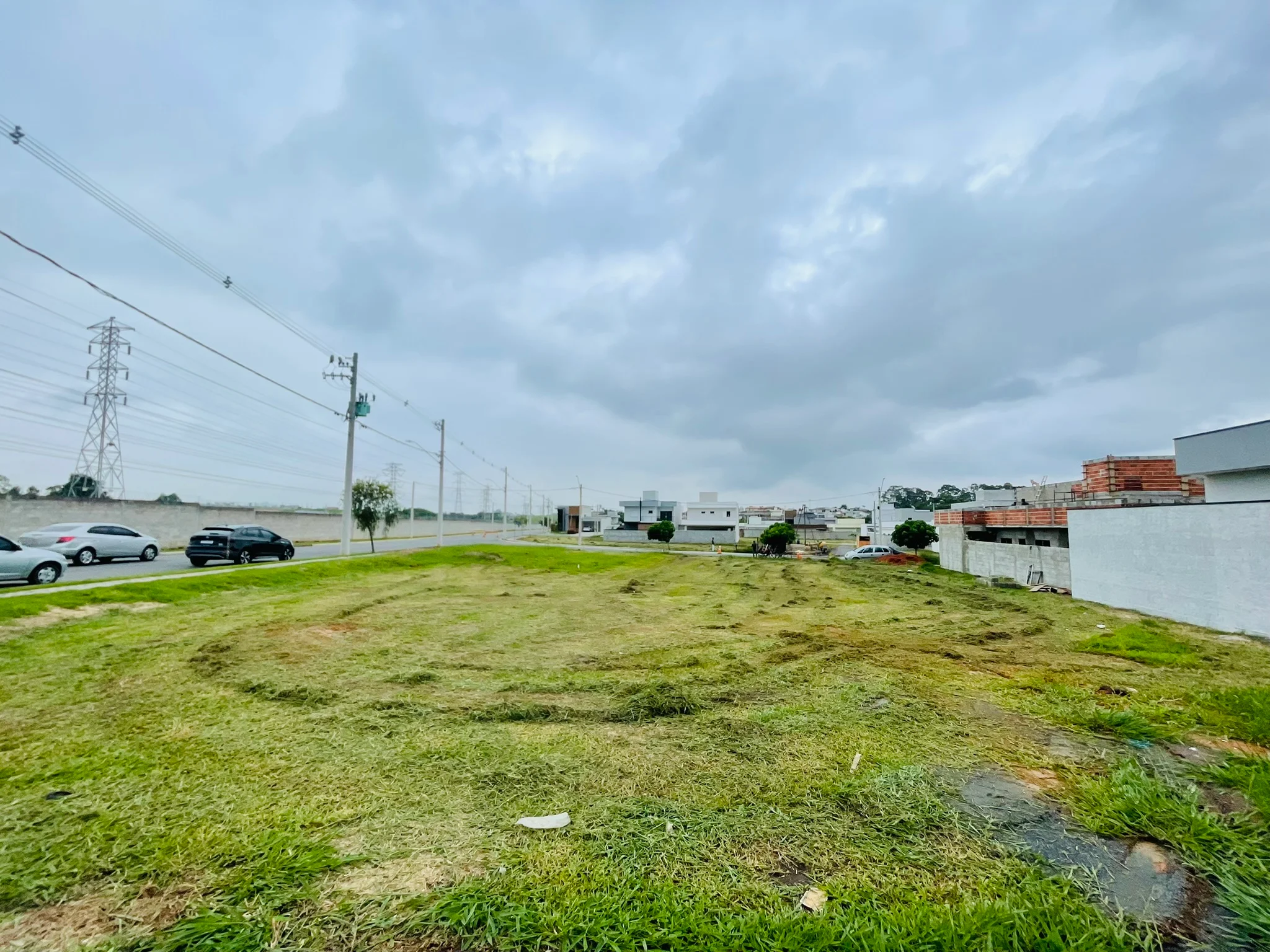 Terreno à venda com 374 m² no Condomínio Bosque do Imperador em Pindamonhangaba/SP. 