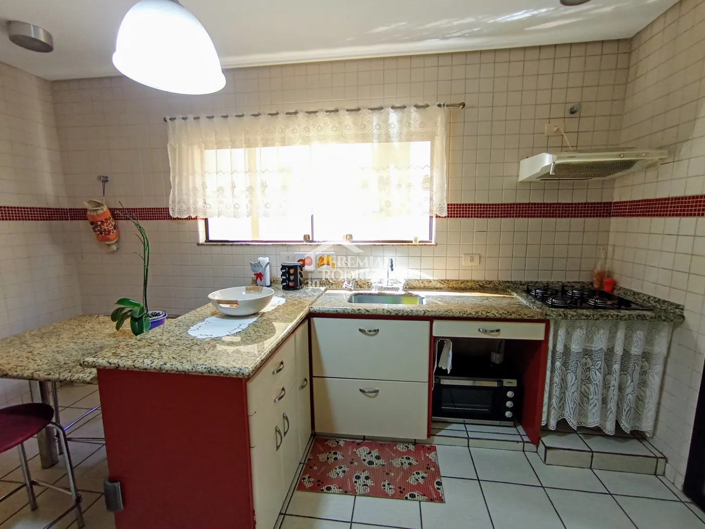 Casa assobradada à venda com 3 suítes no Condomínio Fortaleza em Taubaté/SP.