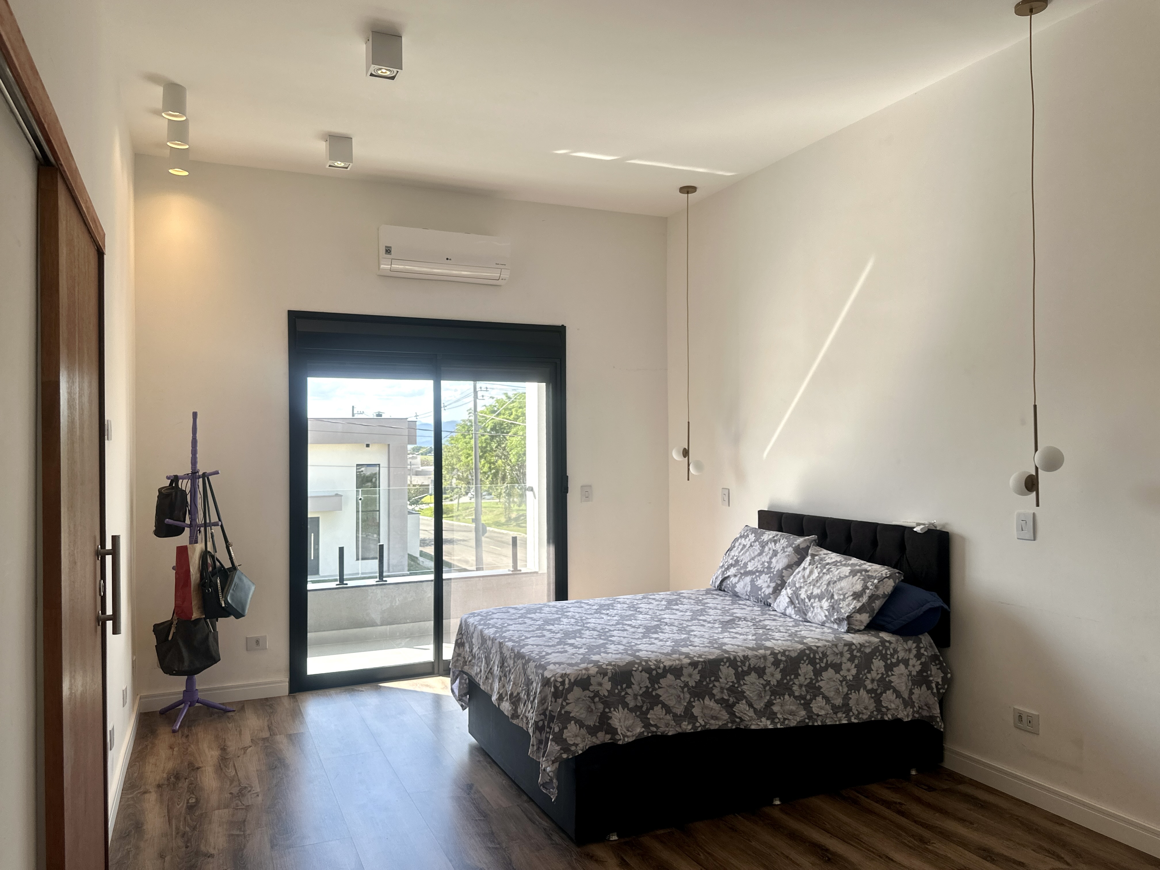 Casa à venda com 4 dormitórios no Condomínio Bella Vitta em Caçapava/SP.