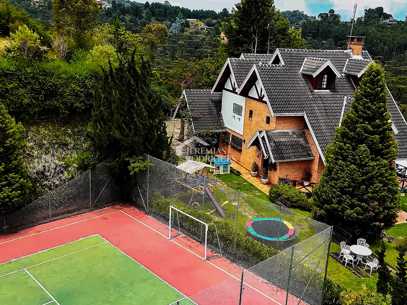 Casa à venda com 5 dormitórios no Condomínio Residencial Gran Ville em Campos do Jordão/SP.