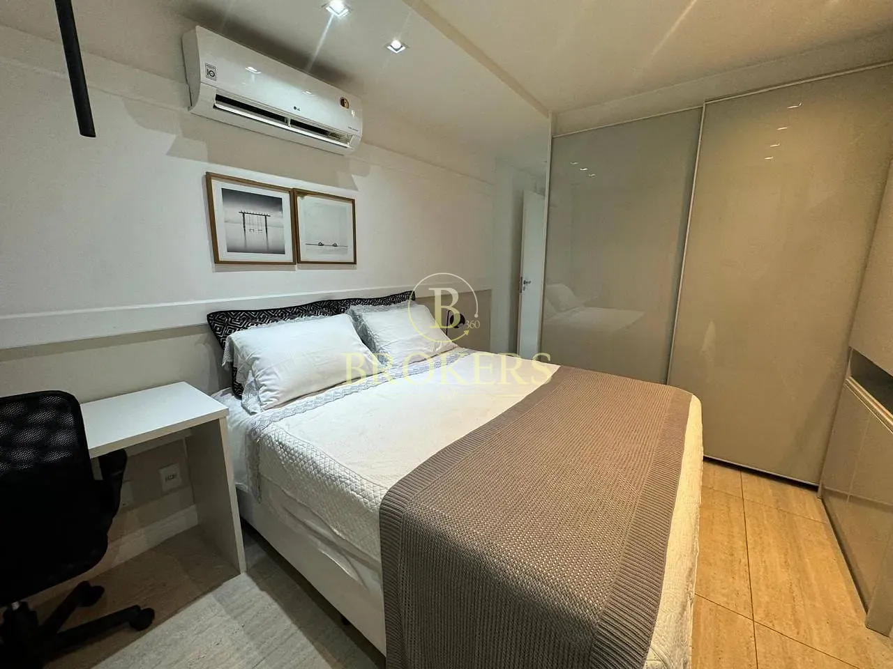 Apartamento a venda. Ipanema na quadra da praia! 2 quartos (1 suíte), varanda com vista mar, vaga,
