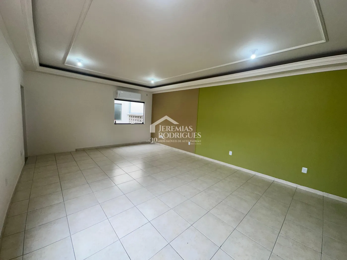 Sala comercial para locação com 34 m² no Centro de Pindamonhangaba/SP.