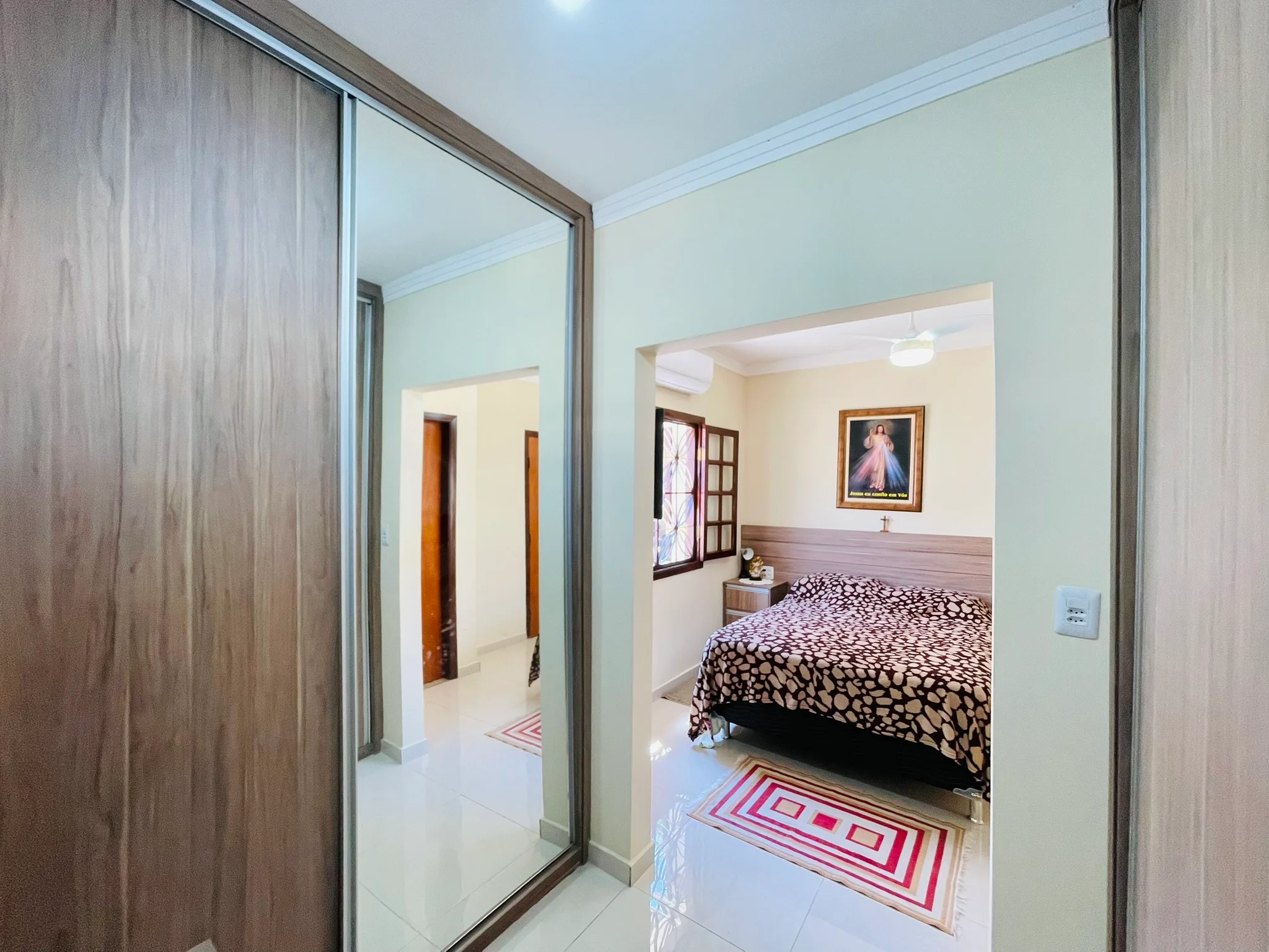 Casa à venda com 5 dormitórios no bairro Esplanada Independência em Taubaté/SP. 