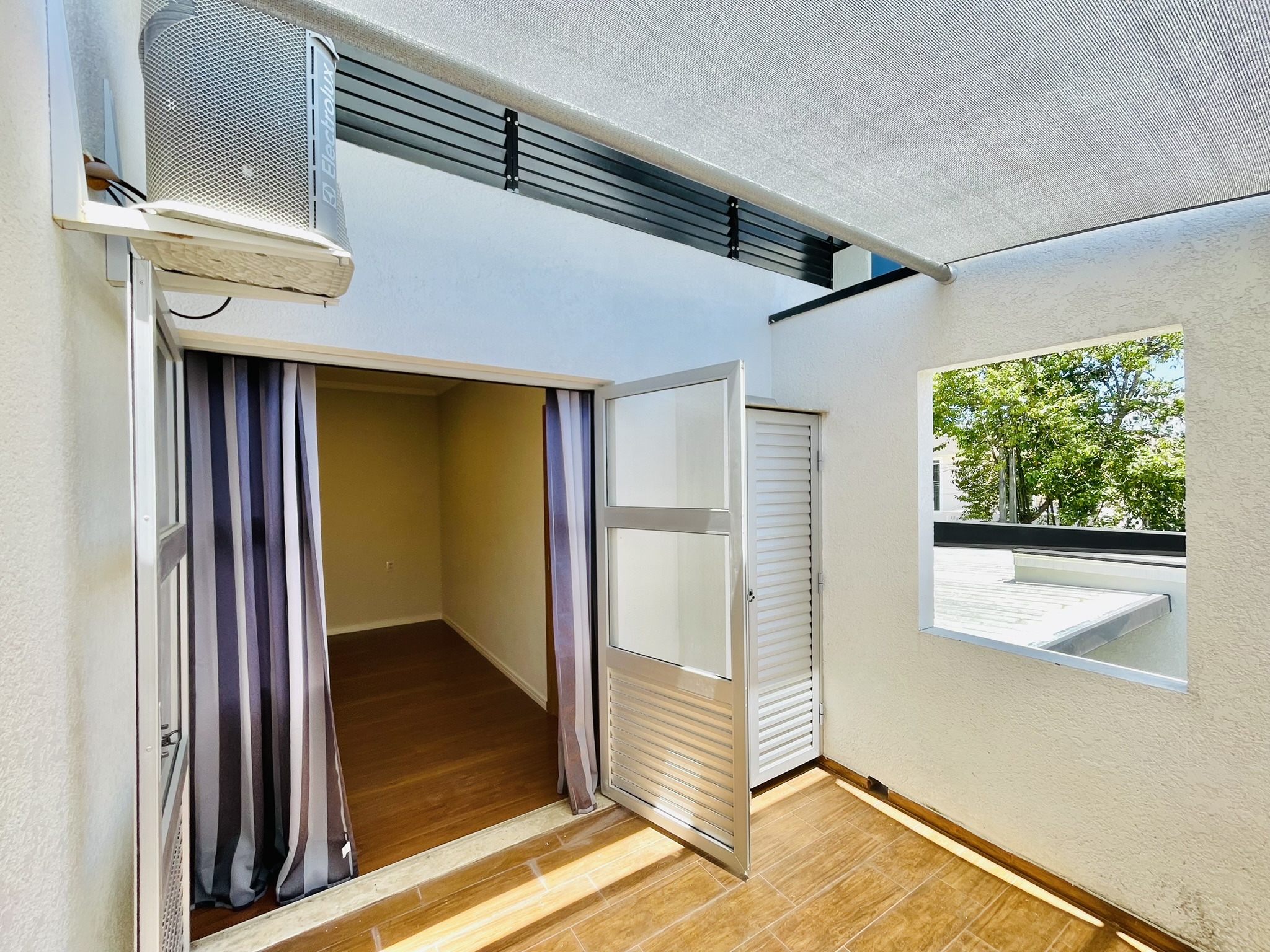 Casa à venda com 3 suítes no Condomínio Campos do Conde II em Tremembé/SP.