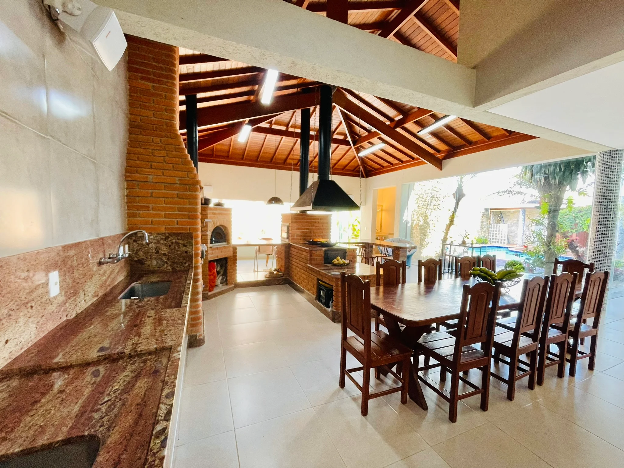 Casa à venda com 4 dormitórios no Condomínio Campos do Conde II em Tremembé/SP.