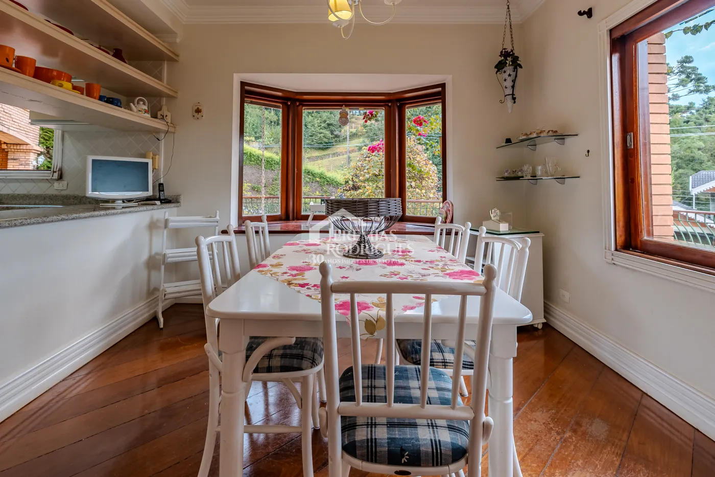 Casa para venda e locação com 5 suítes no Jardim Véu da Noiva em Campos do Jordão/SP