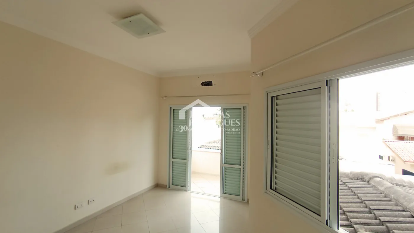 Casa à venda com 5 dormitórios no Condomínio Taubaté Village em Taubaté/SP.