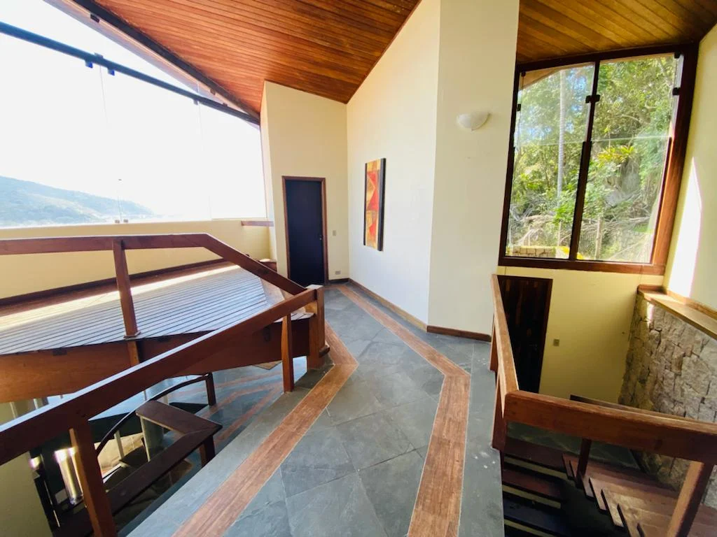 Casa à venda com 5 dormitórios no Condomínio Ponta das Toninhas em Ubatuba/SP. 