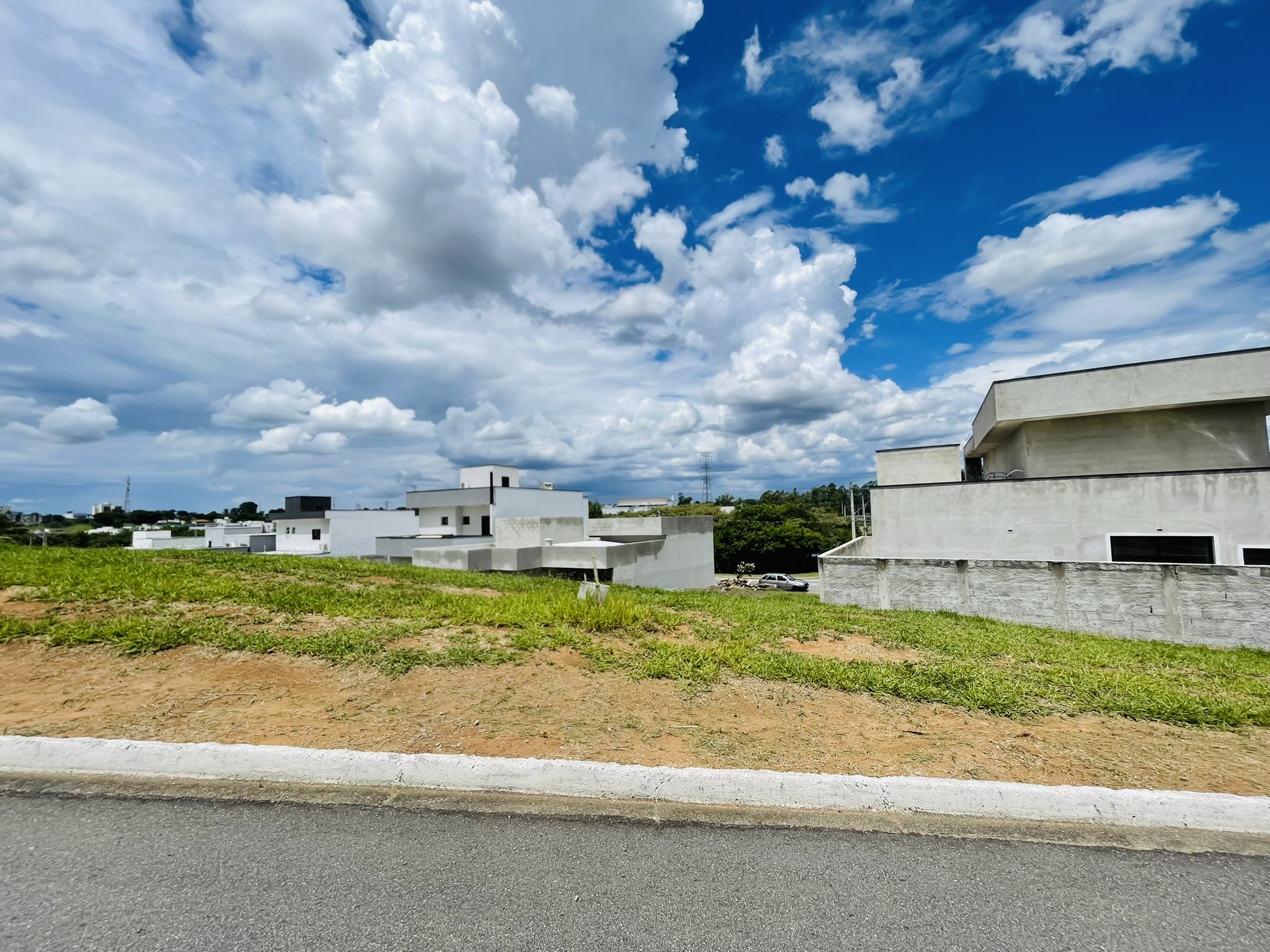 Terreno à venda com 278 m² no Condomínio Bosque do Imperador em Pindamonhangaba/SP.