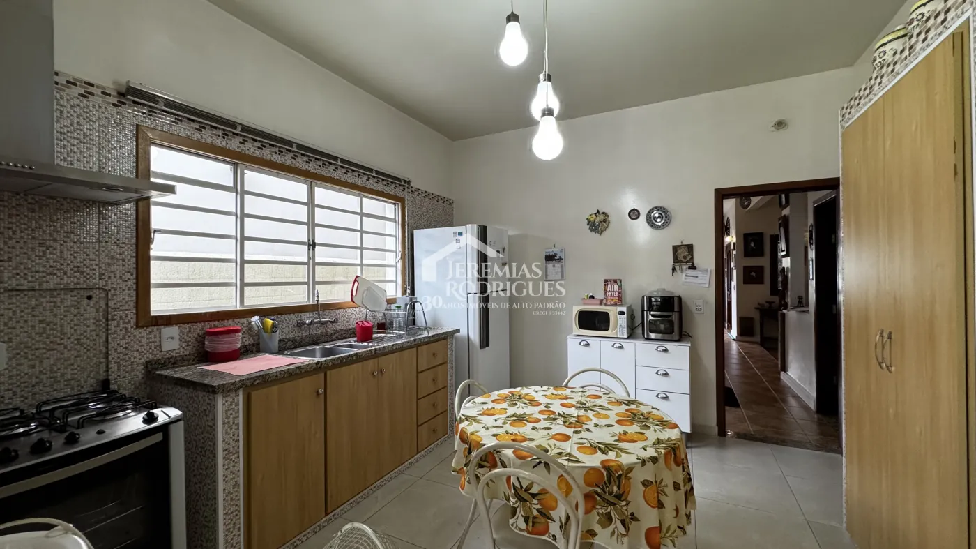 Casa assobradada à venda com 4 dormitórios no Condomínio Jardim das Hortênsias em Taubaté/SP.