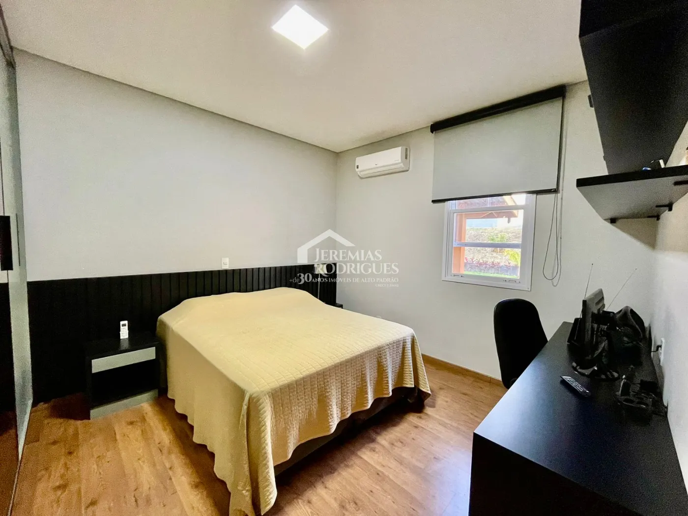 Casa à venda com 3 dormitórios no Condomínio Village da Serra em Tremembé/SP.