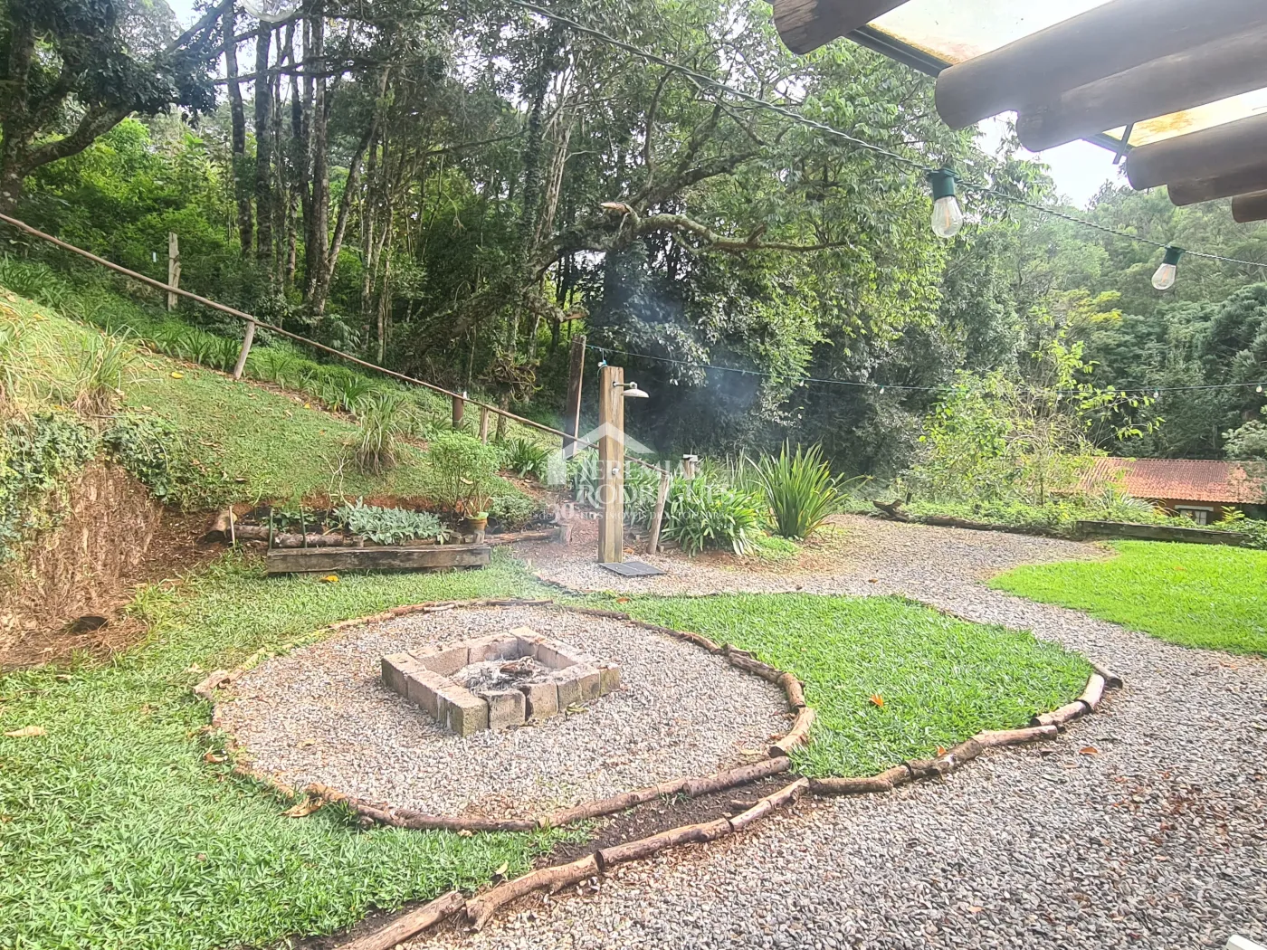 Chácara à venda com 400 m² no bairro Santa Cruz em Santo Antônio do Pinhal/SP.