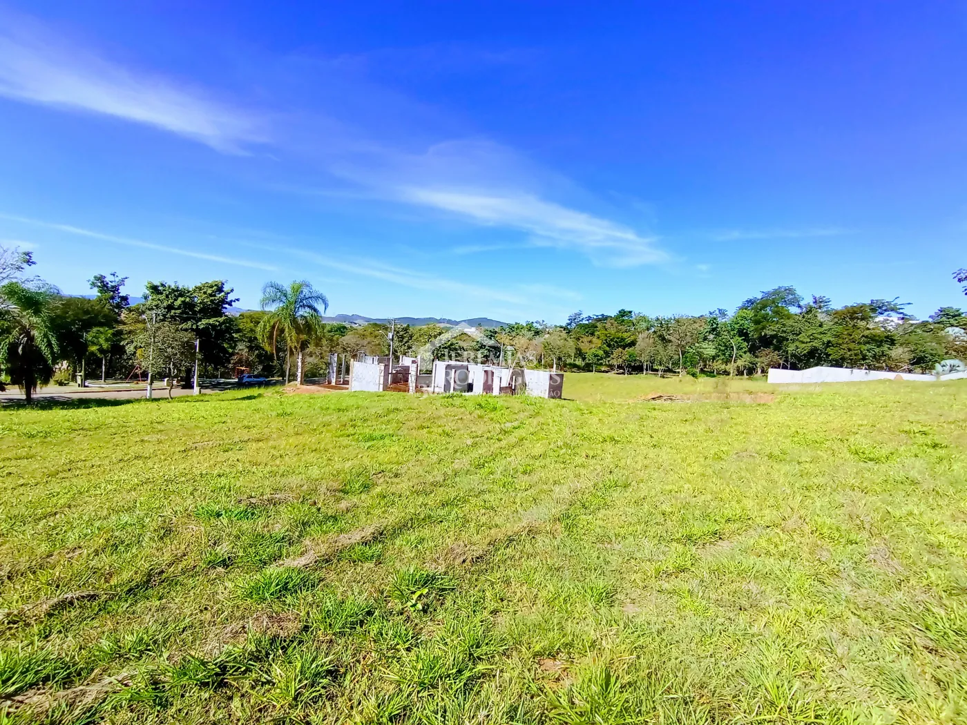 Terreno à venda com 1.139 m² no Condomínio Altos do Cataguá em Taubaté/SP.