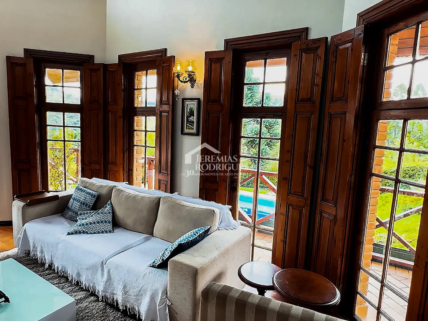 Casa à venda com 5 dormitórios no Condomínio Residencial Gran Ville em Campos do Jordão/SP.