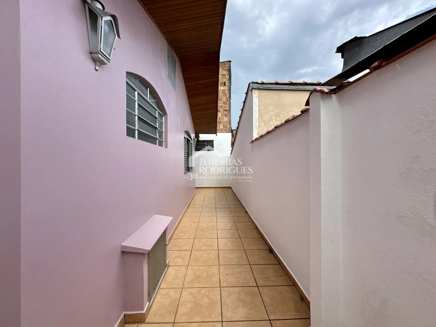 Casa para locação com 3 dormitórios no bairro Jardim Garcez em Taubaté/SP. 