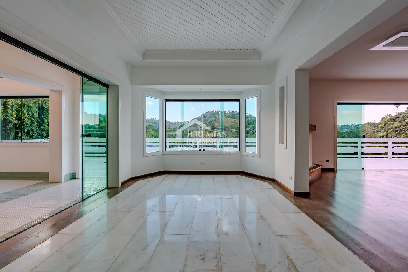 Casa para venda com 5 suítes no Condomínio Jardim Véu da Noiva em Campos do Jordão/SP