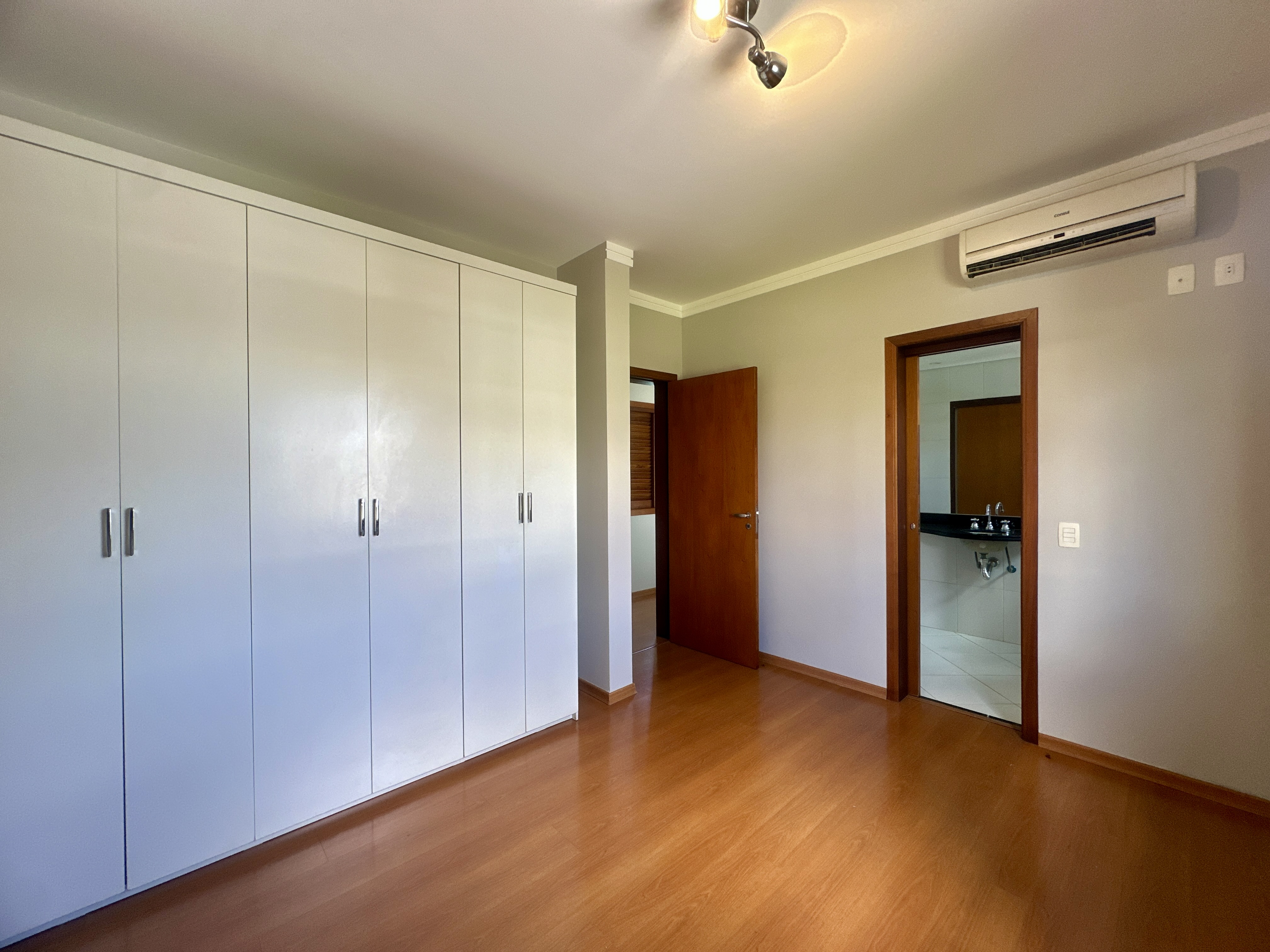 Casa para locação com 3 suítes no Condomínio Taubaté Village em Taubaté/SP. 