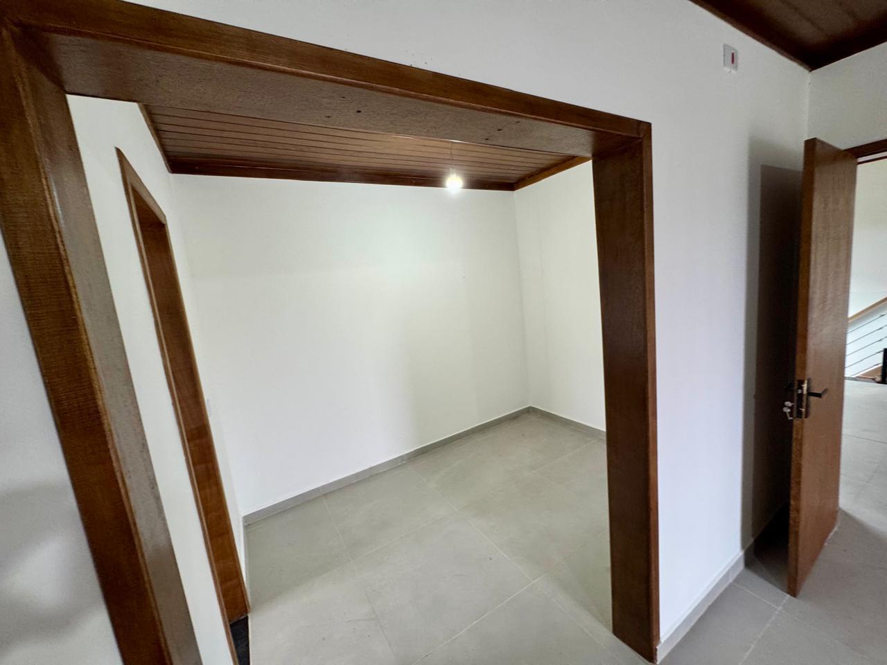 Casa à venda com 3 suítes no Condomínio Parque da Mantiqueira em Santo Antônio do Pinhal/SP.