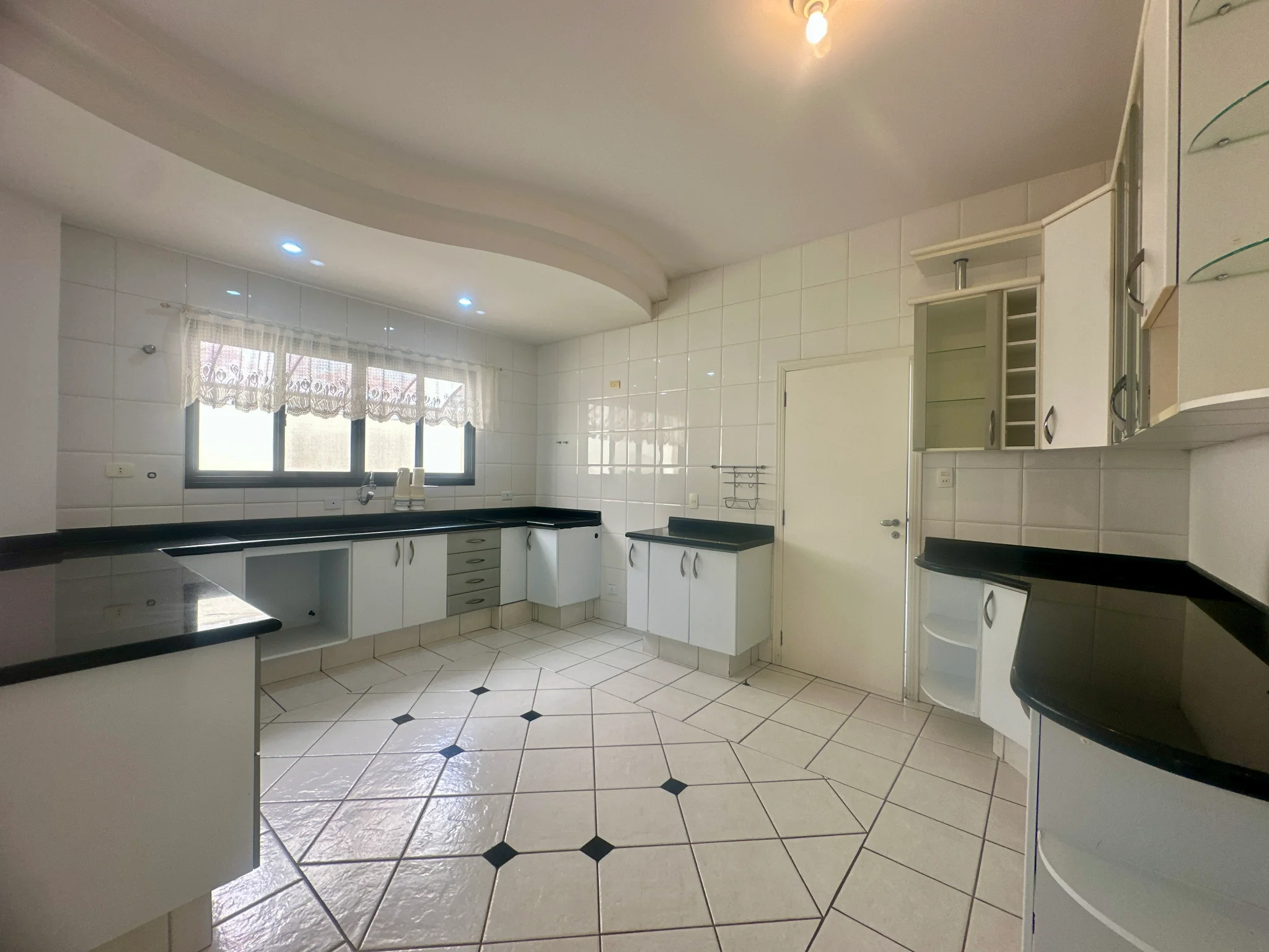 Casa para venda e locação no Condomínio Taubaté Village em Taubaté/SP.
