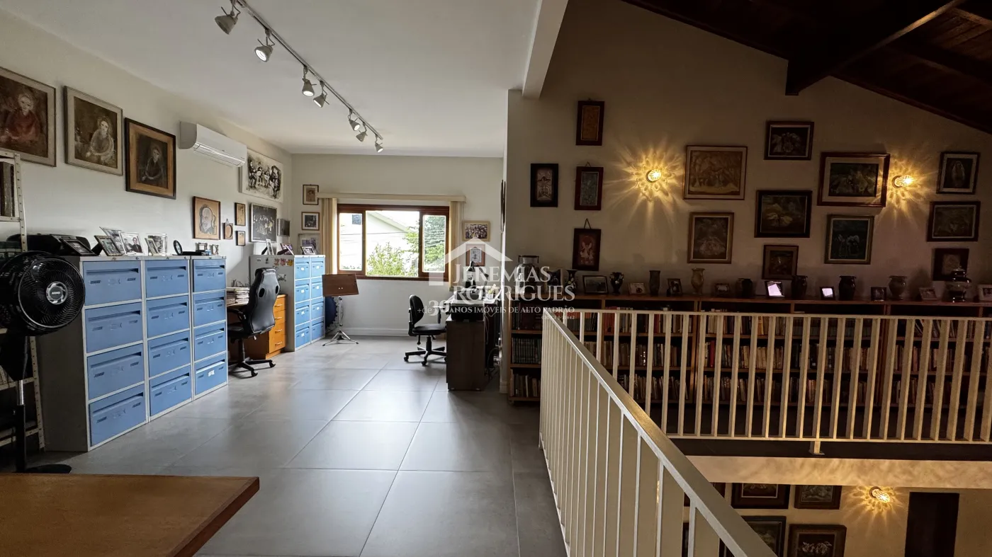 Casa assobradada à venda com 4 dormitórios no Condomínio Jardim das Hortênsias em Taubaté/SP.