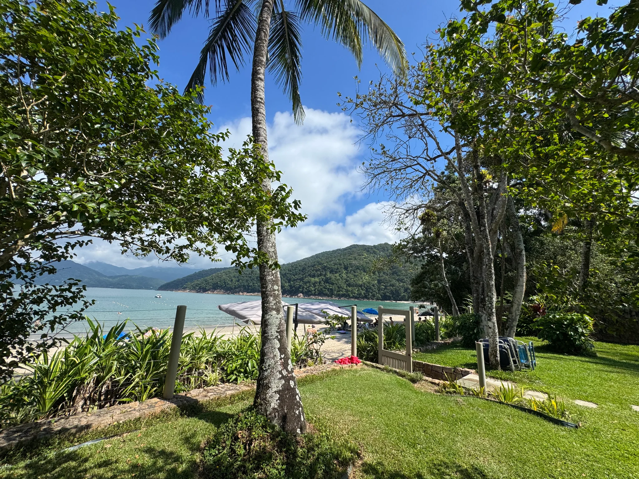Casa á venda com 5 suítes, pé na areia no Condomínio Domingas Dias em Ubatuba/SP.