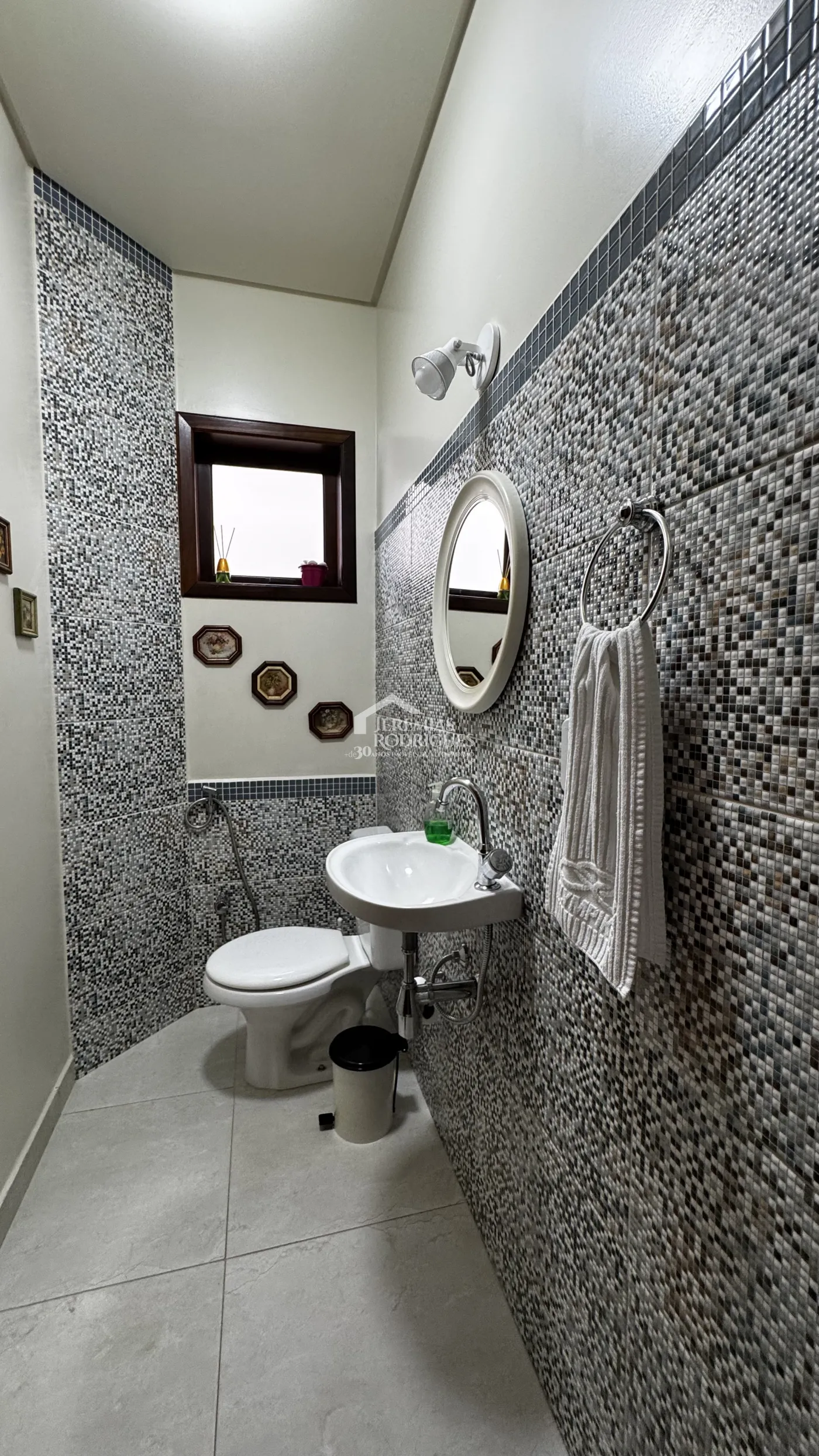 Casa assobradada à venda com 4 dormitórios no Condomínio Jardim das Hortênsias em Taubaté/SP.