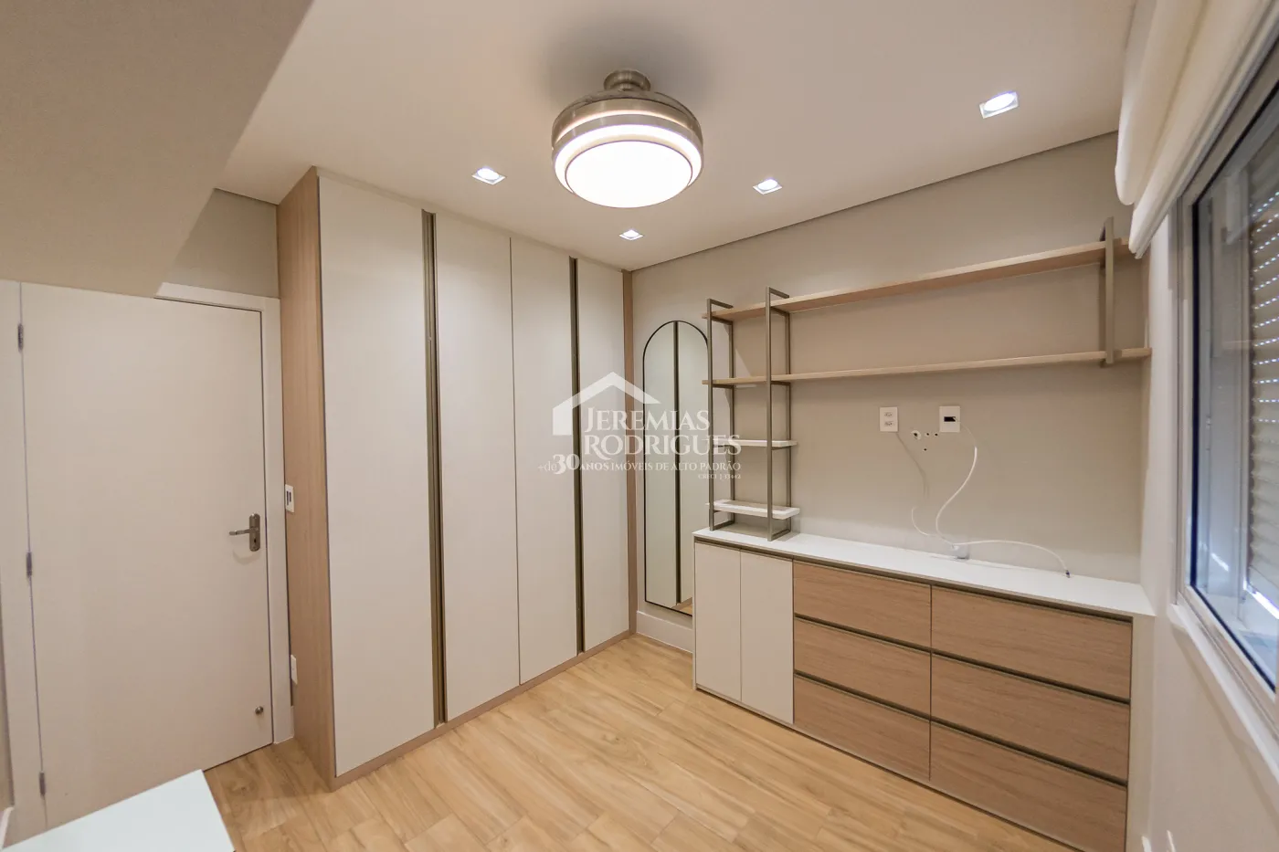 Apartamento à venda com 3 dormitórios, 98 m² no Edifício Bauhaus em Pindamonhangaba/SP.