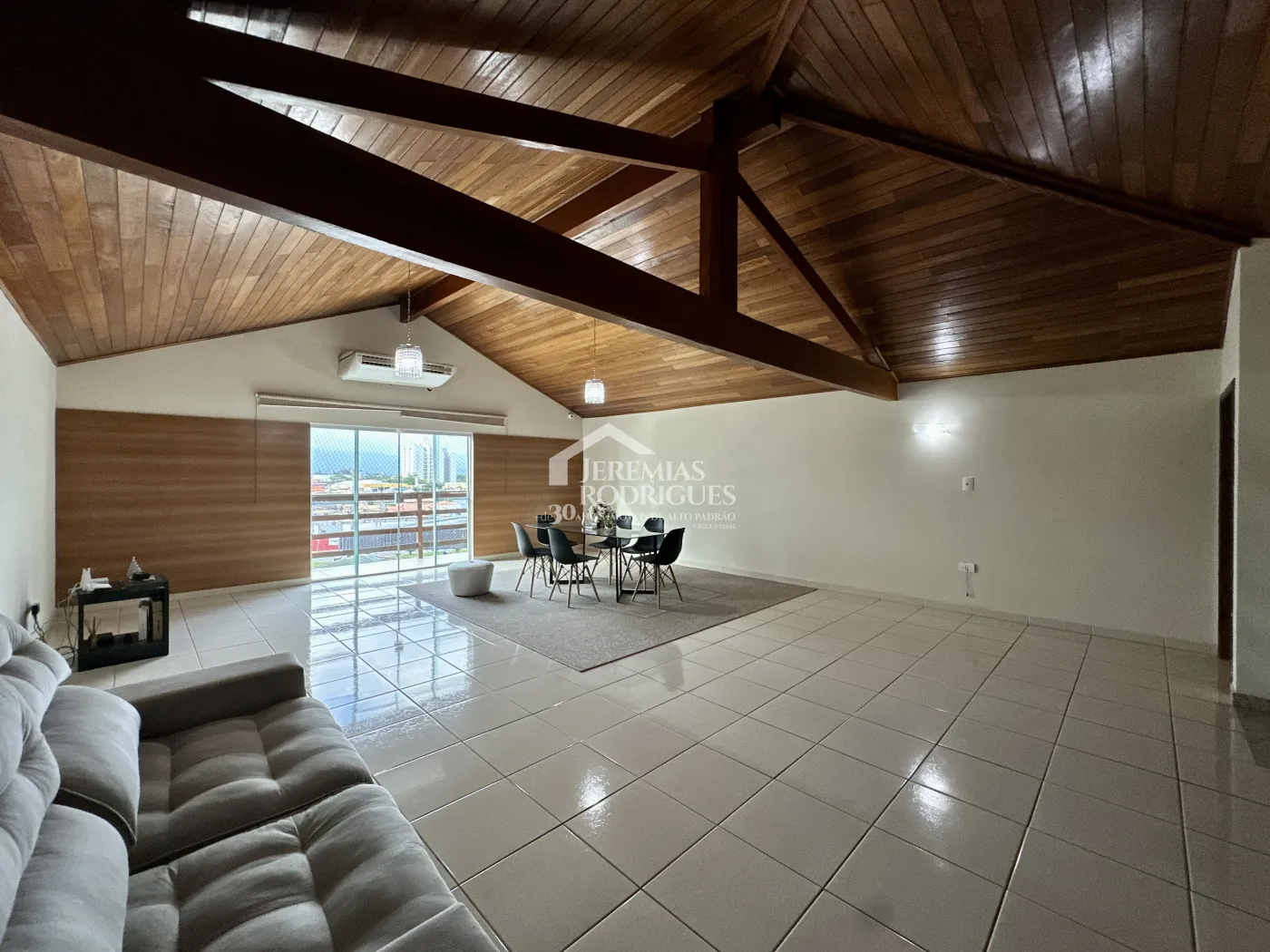 Casa comercial com 320 m² - Chácara Guizard - Taubaté/SP.